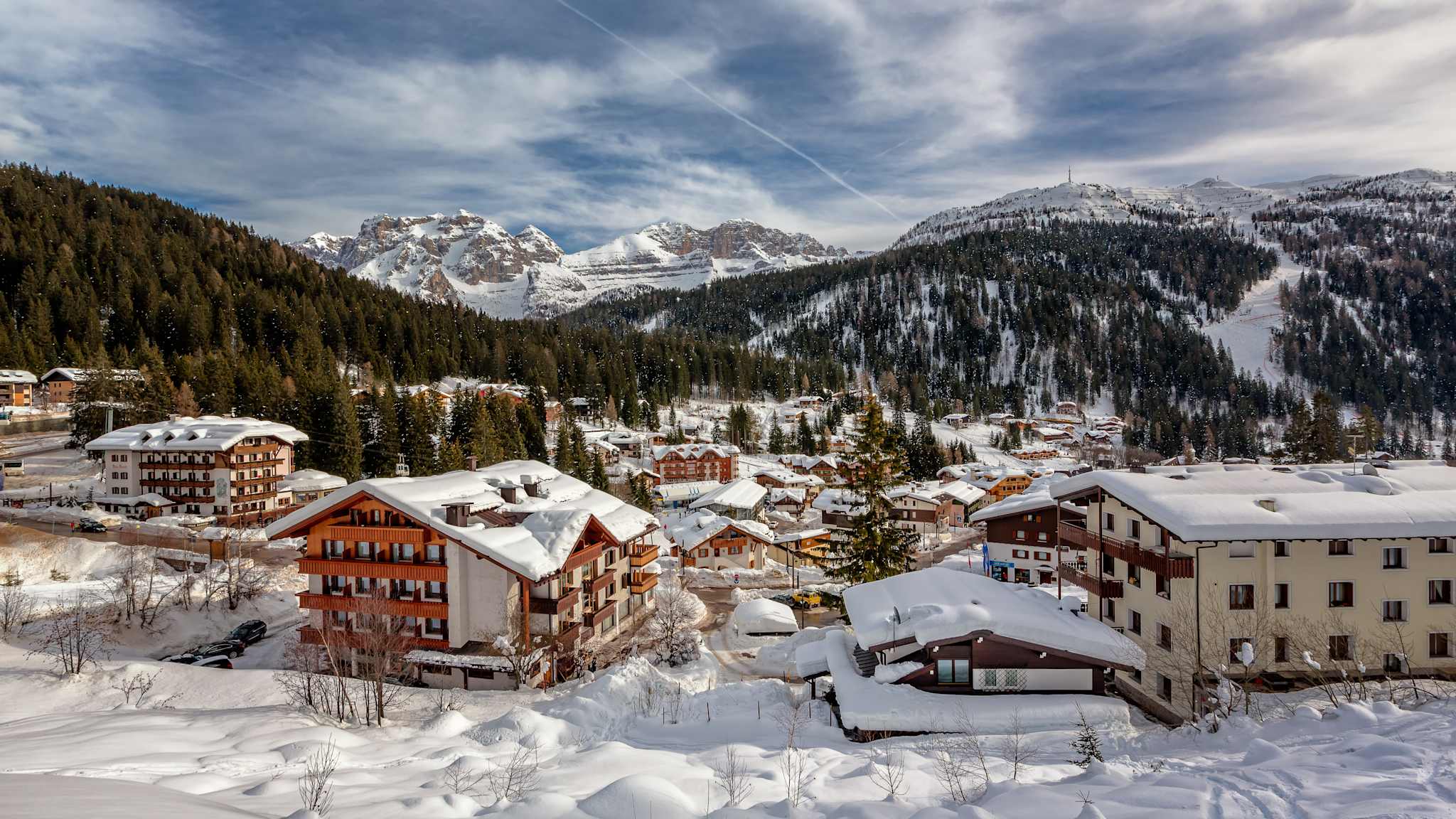 Blick auf verschneites Dorf in den Bergen.
