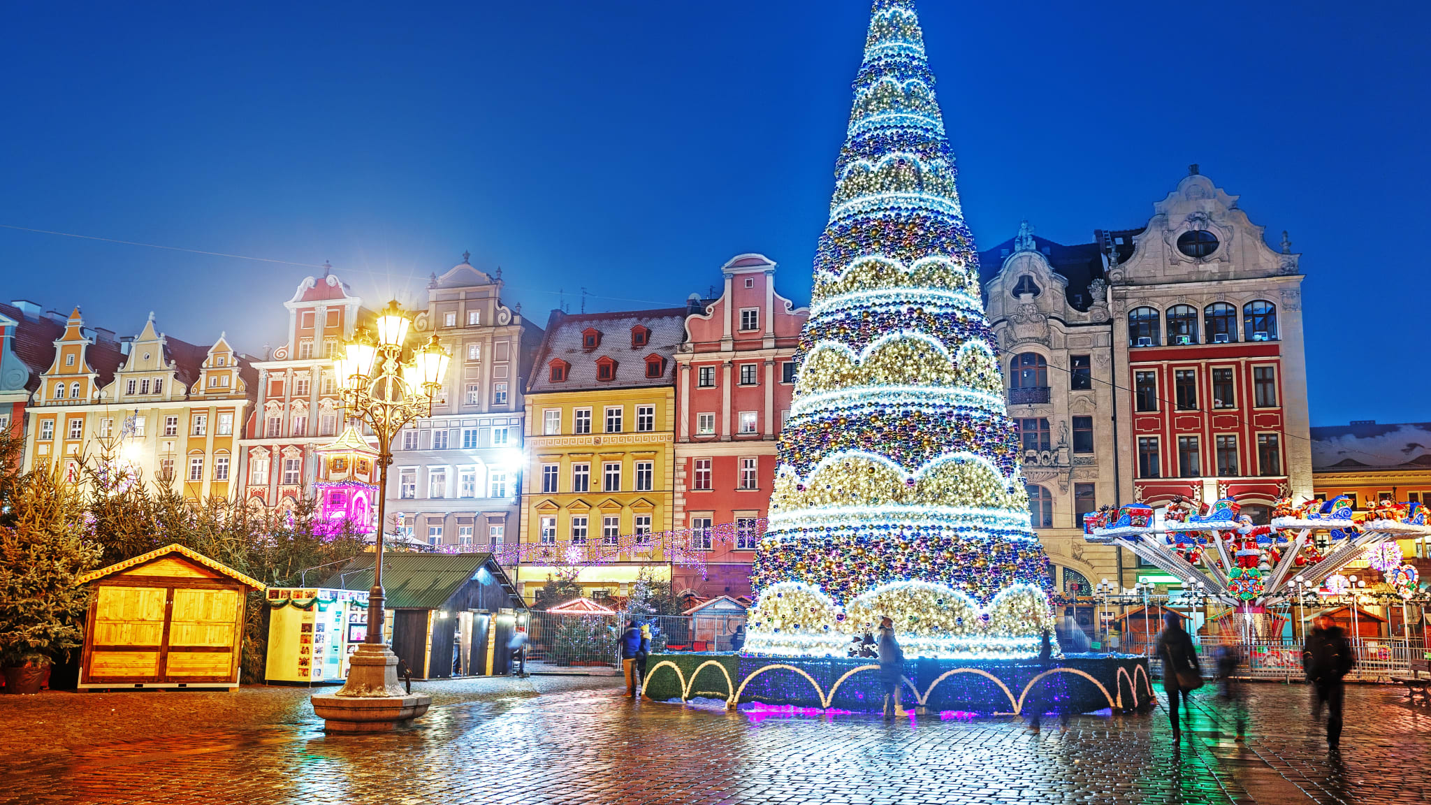 Maktplatz Weihnachten und beleuchteter Weihnachtsbaum in der Altstadt©/ Ihor_Tailwand/ iStock / Getty Images Plus via Getty Images