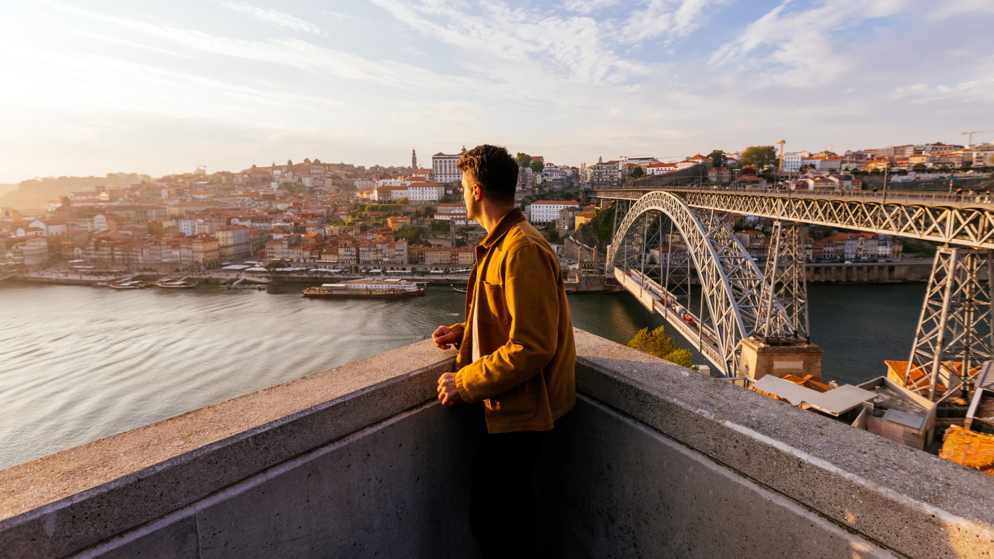 Mann in Porto, Portugal © Alexander Spatari/Moment via Getty Images