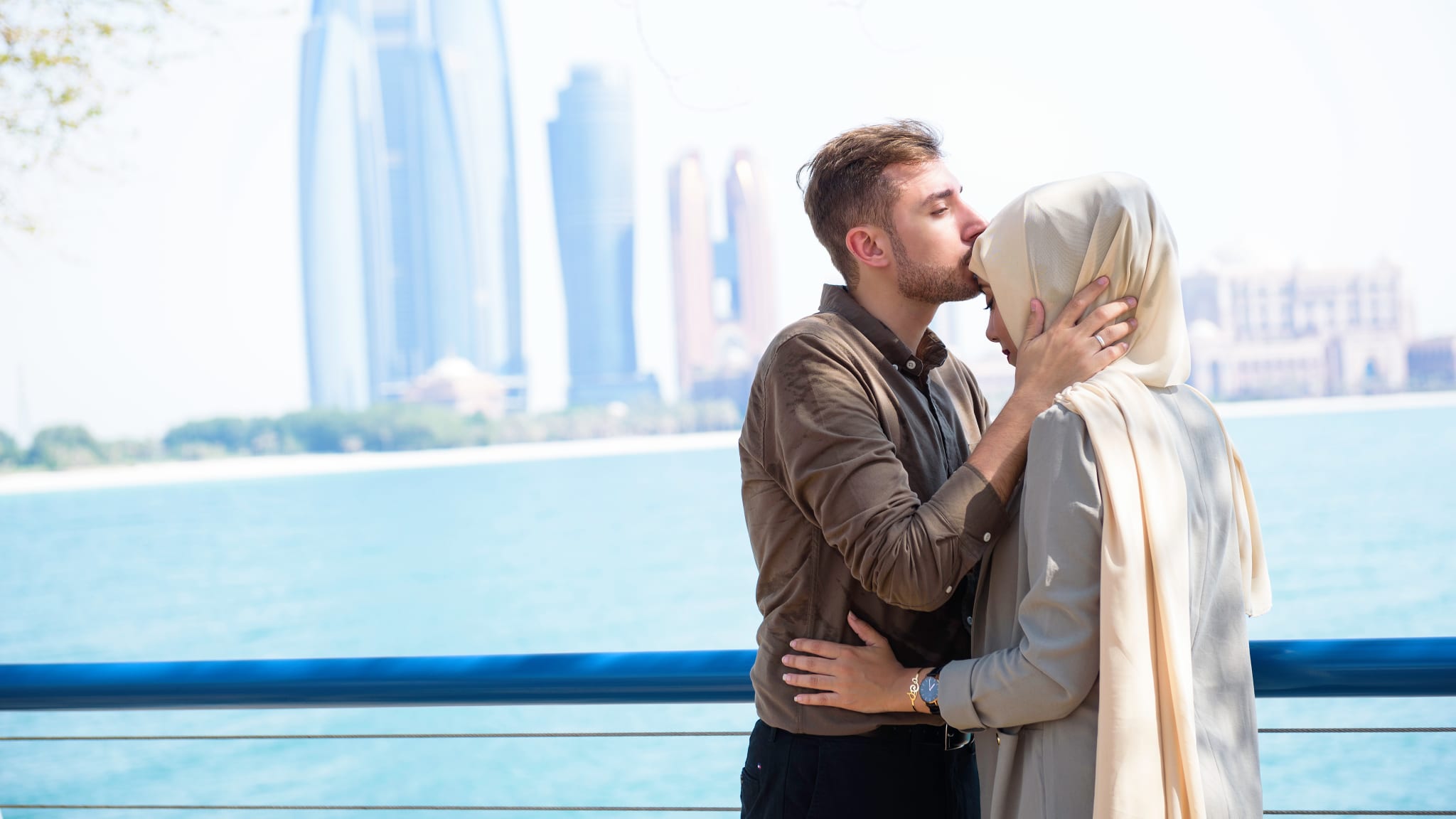 Mann küsst Frau auf Stirn, Dubai © 	Sevenstock Studio - stock.adobe.com
