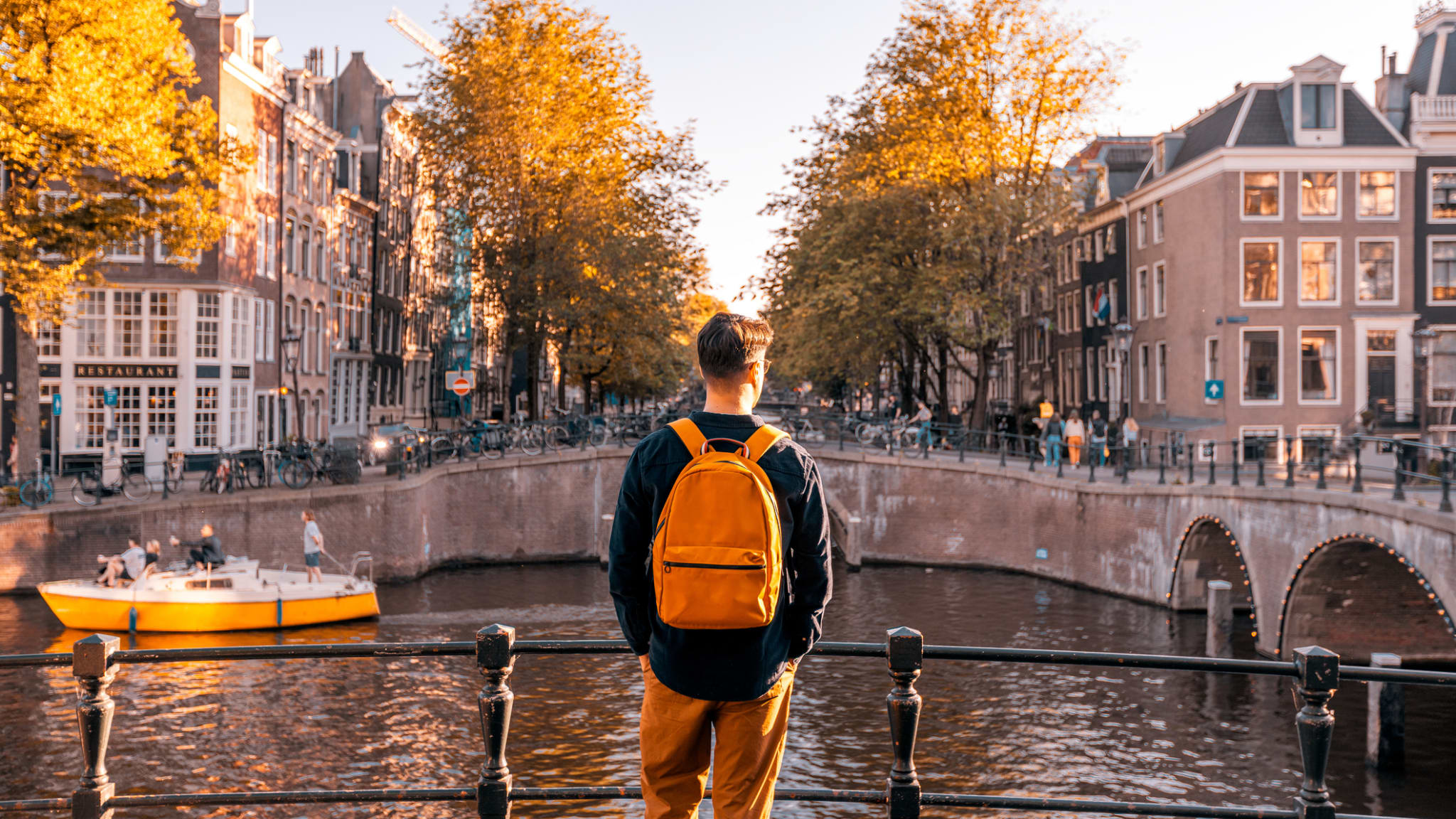 Mann schaut auf den Kanal in Amsterdam ©Alexander Spatari/Moment via Getty Images
