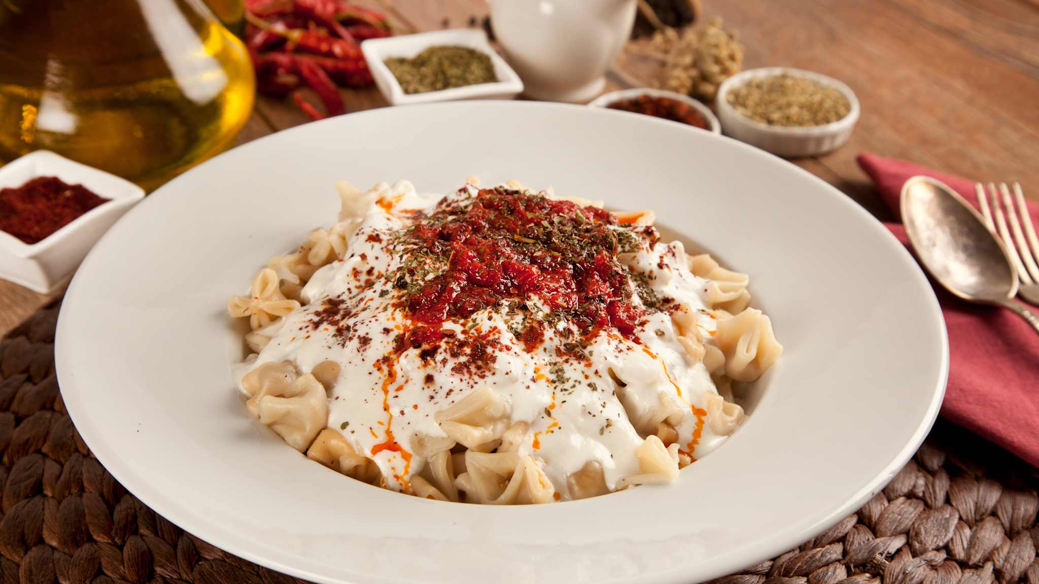 Teller mit türkischem Gericht Mantı