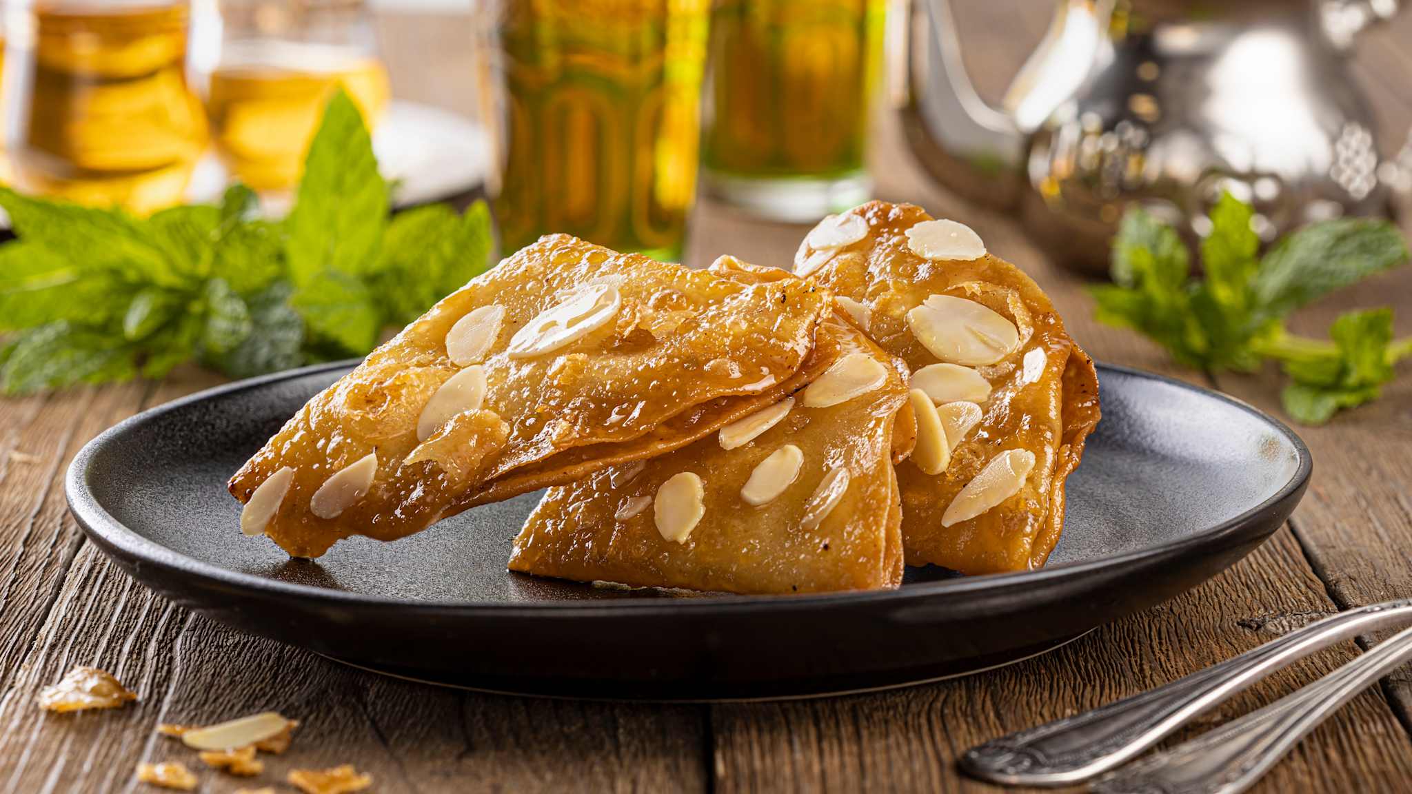 Drei knusprige Teigtaschen mit Mandeln auf einem Teller