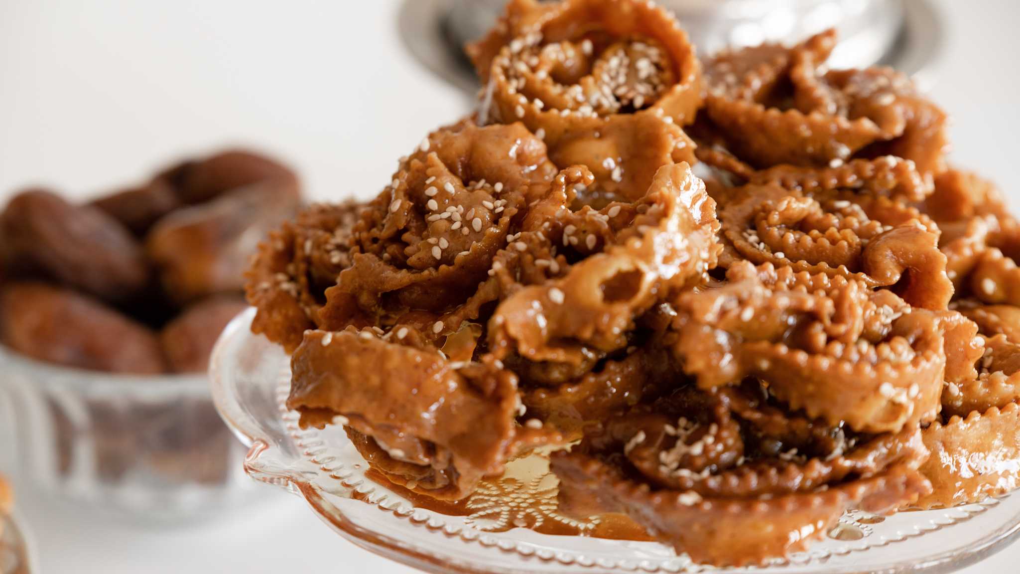 Gebäck in einer Servierschale aus Glas