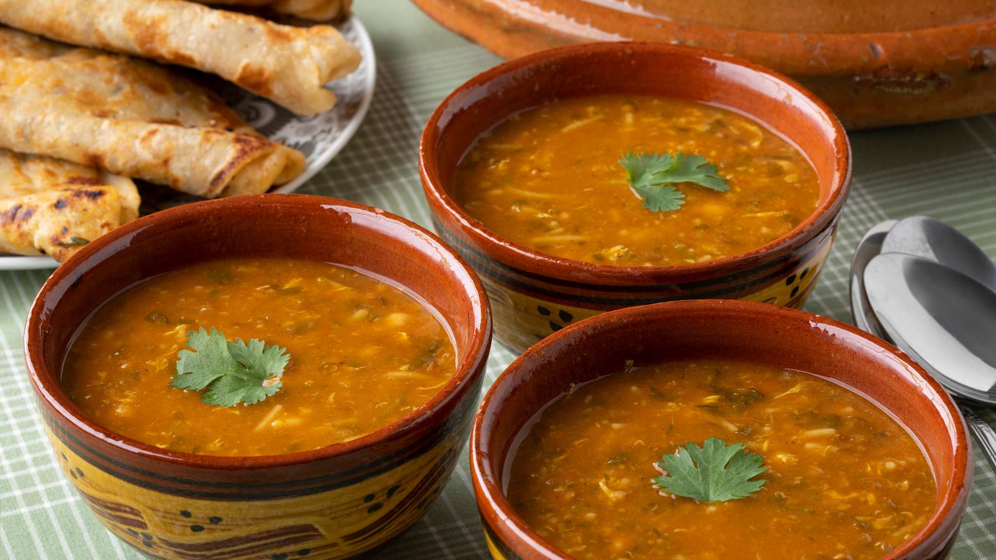 Drei kleine Schüsseln mit Suppe