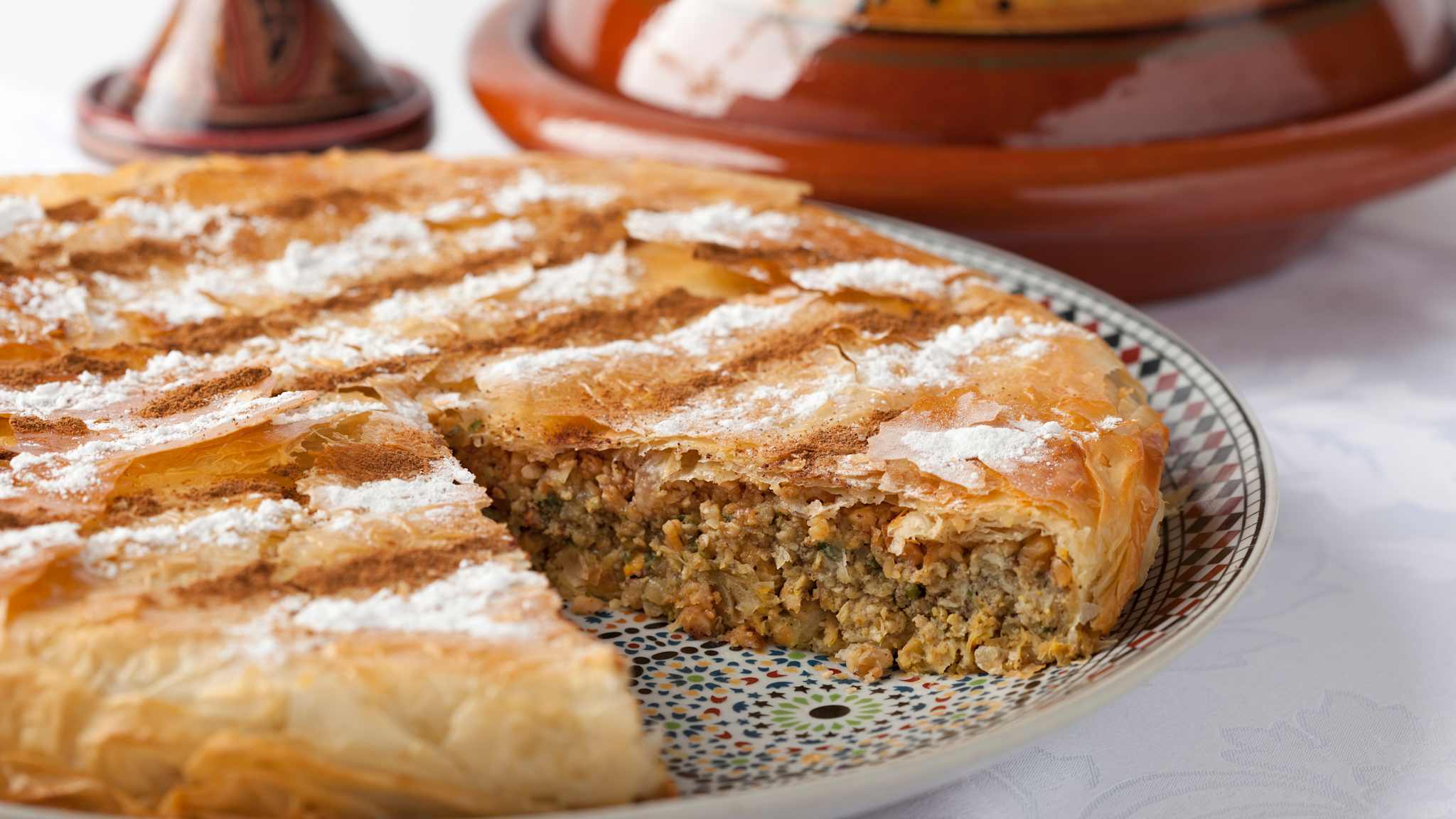 Angeschnittenes Blätterteiggericht auf einem Teller