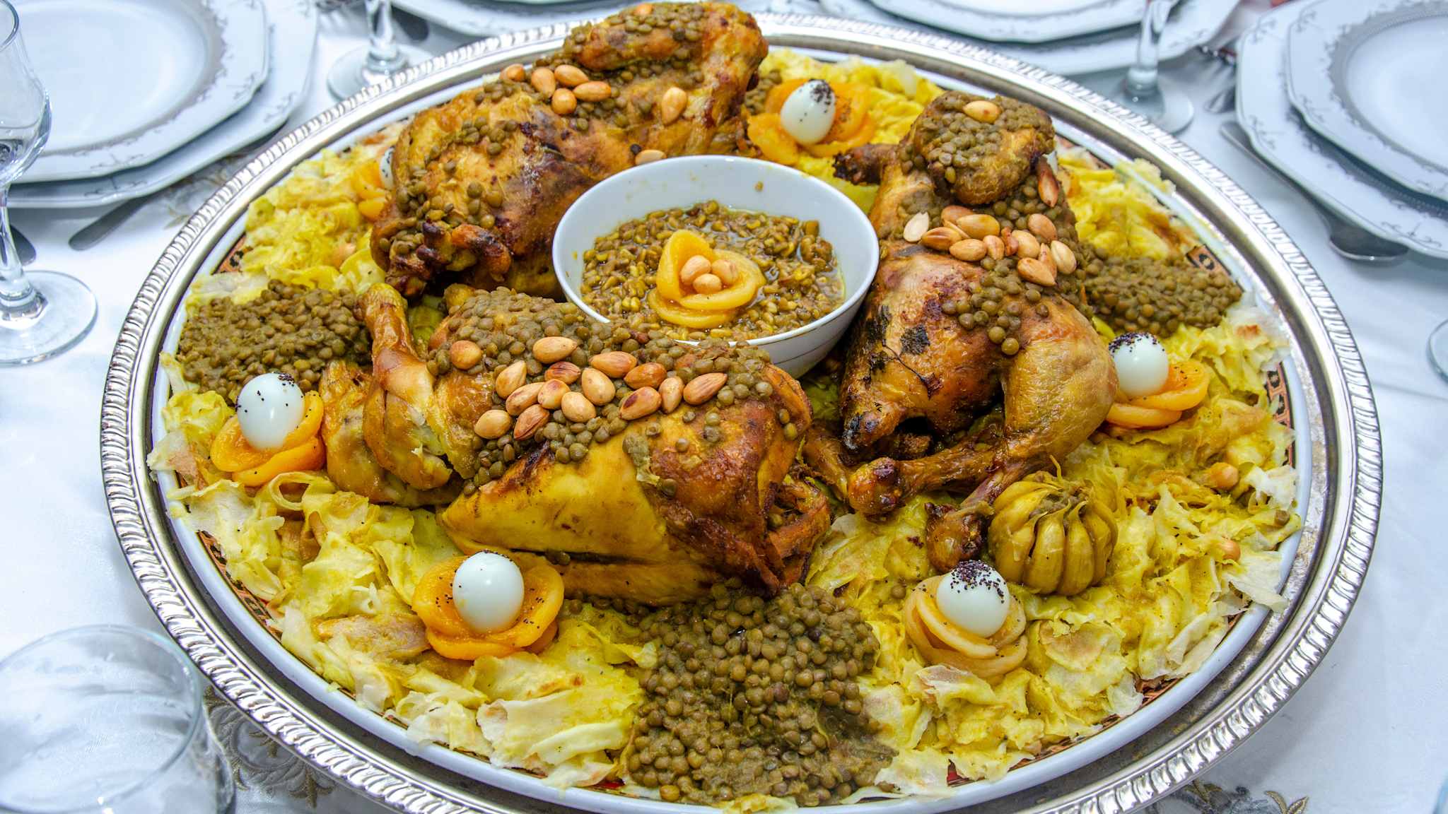 Großer Teller mit Hühnchen, Eiern, Nüssen und mehr