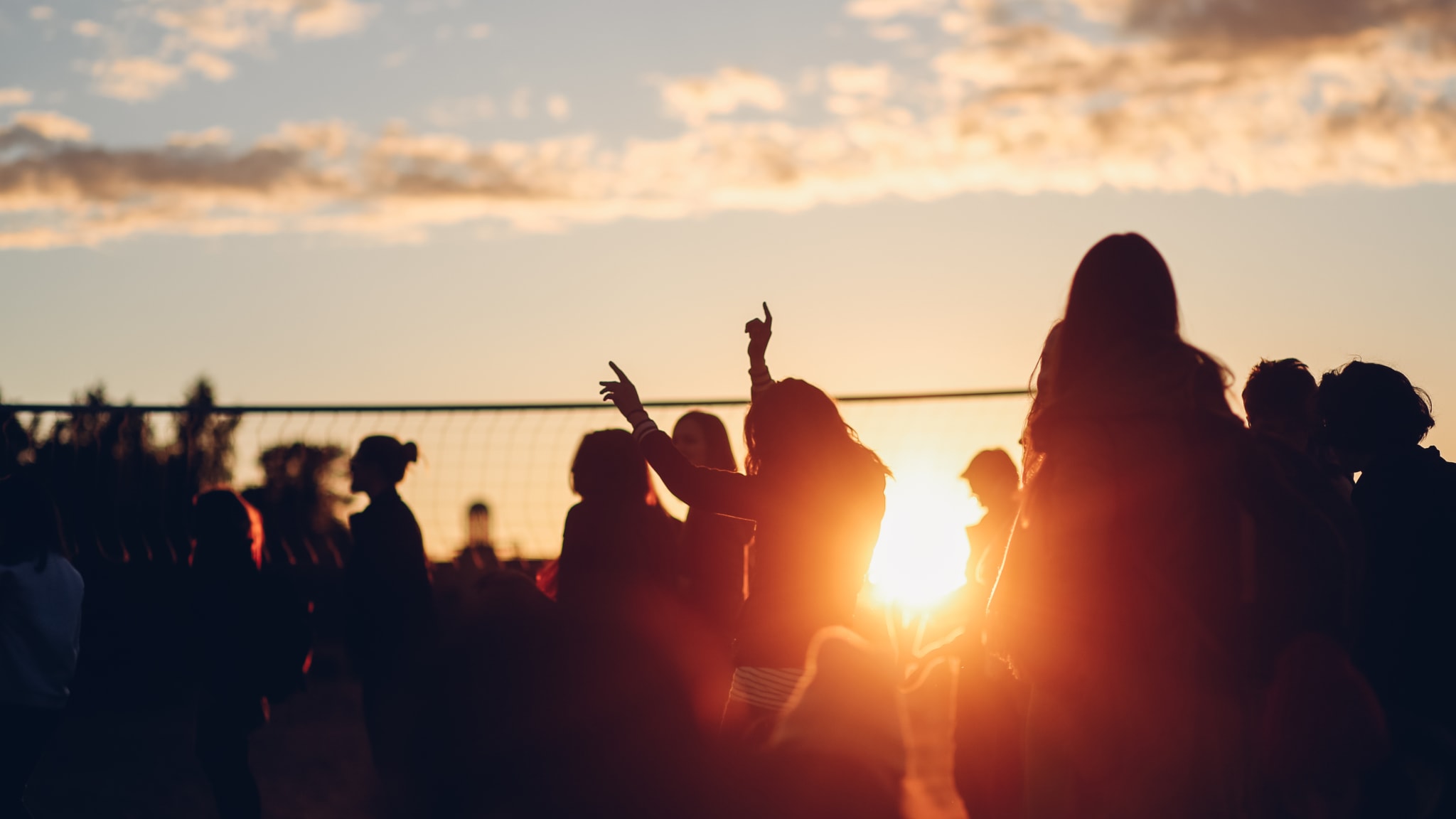 Junge Menschen, Party am Strand © 	kondrukhov - stock.adobe.com