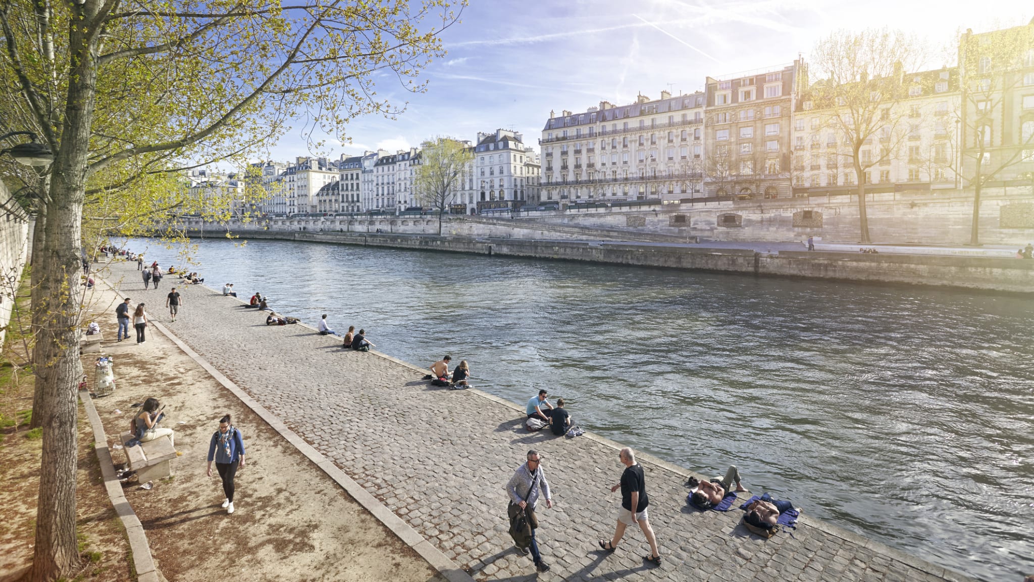 Menschen an der Seine, Paris, Frankreich © James O'Neil/The Image Bank iva Getty Images