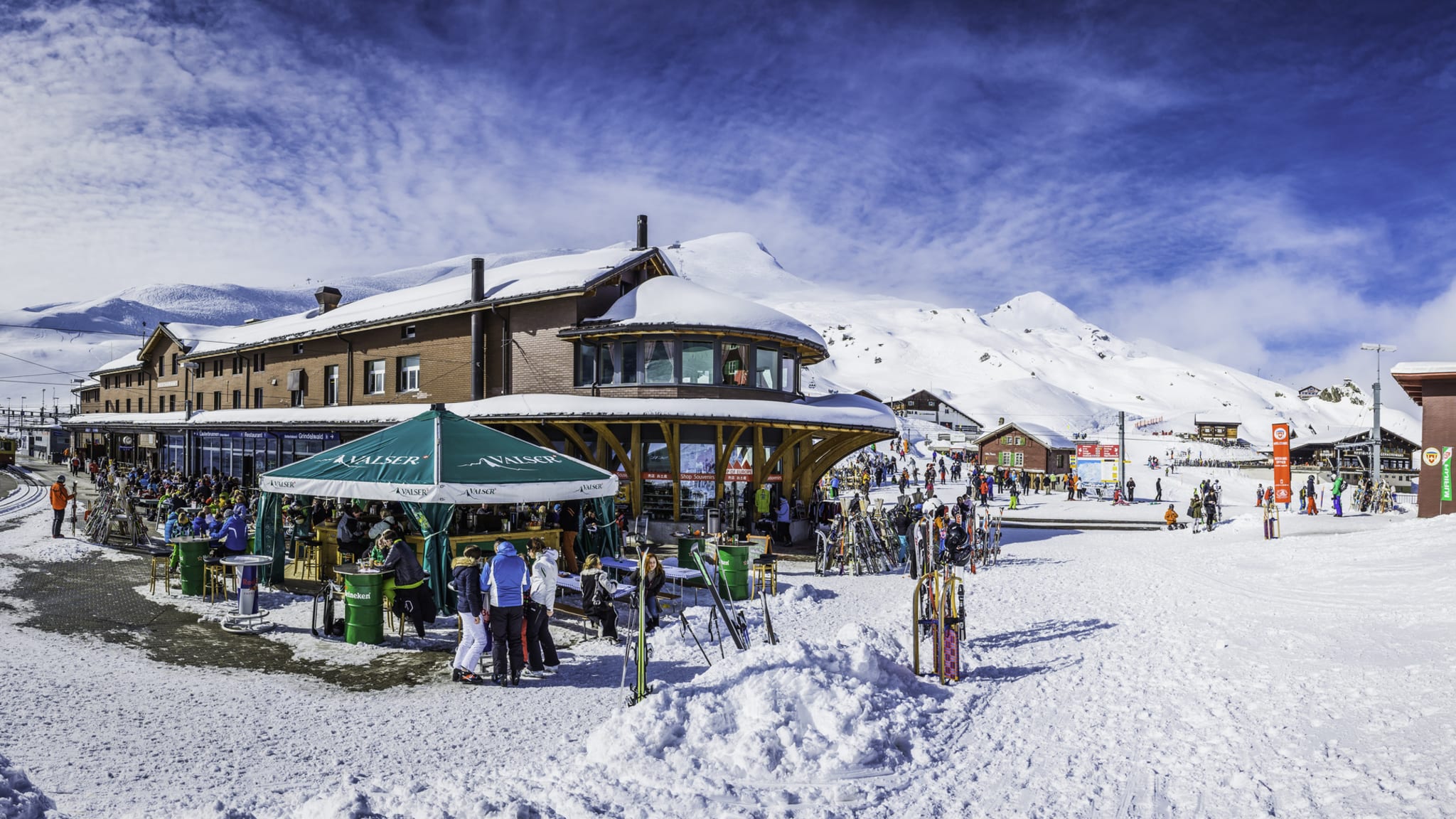 Menschen beim Apres Ski in Bayern © fotoVoyager/iStock Unreleased via Getty Images