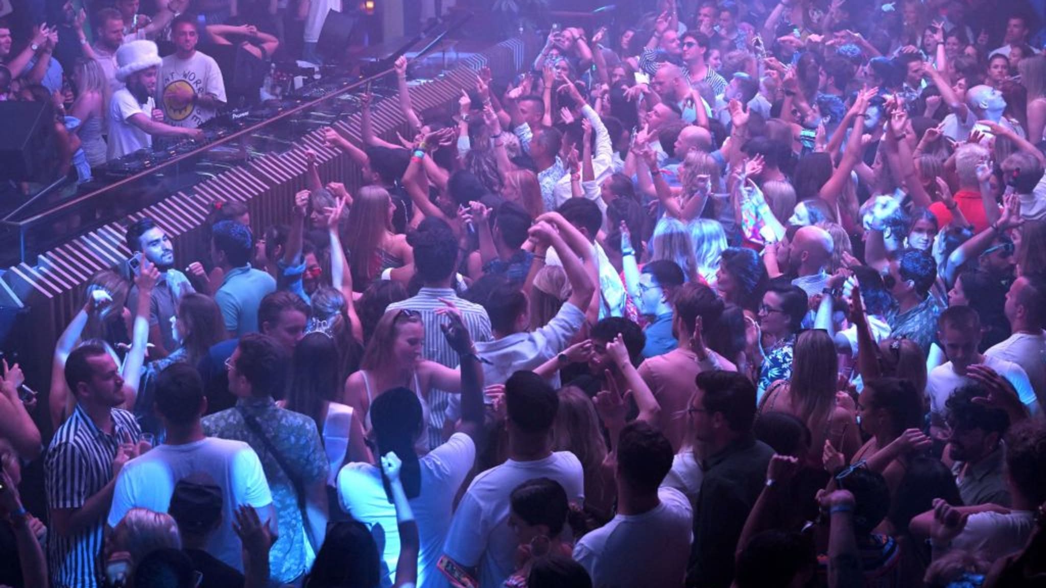 Menschen feiern im Nachtclub Pasha auf Ibiza © LLUIS GENE/AFP via Getty Images