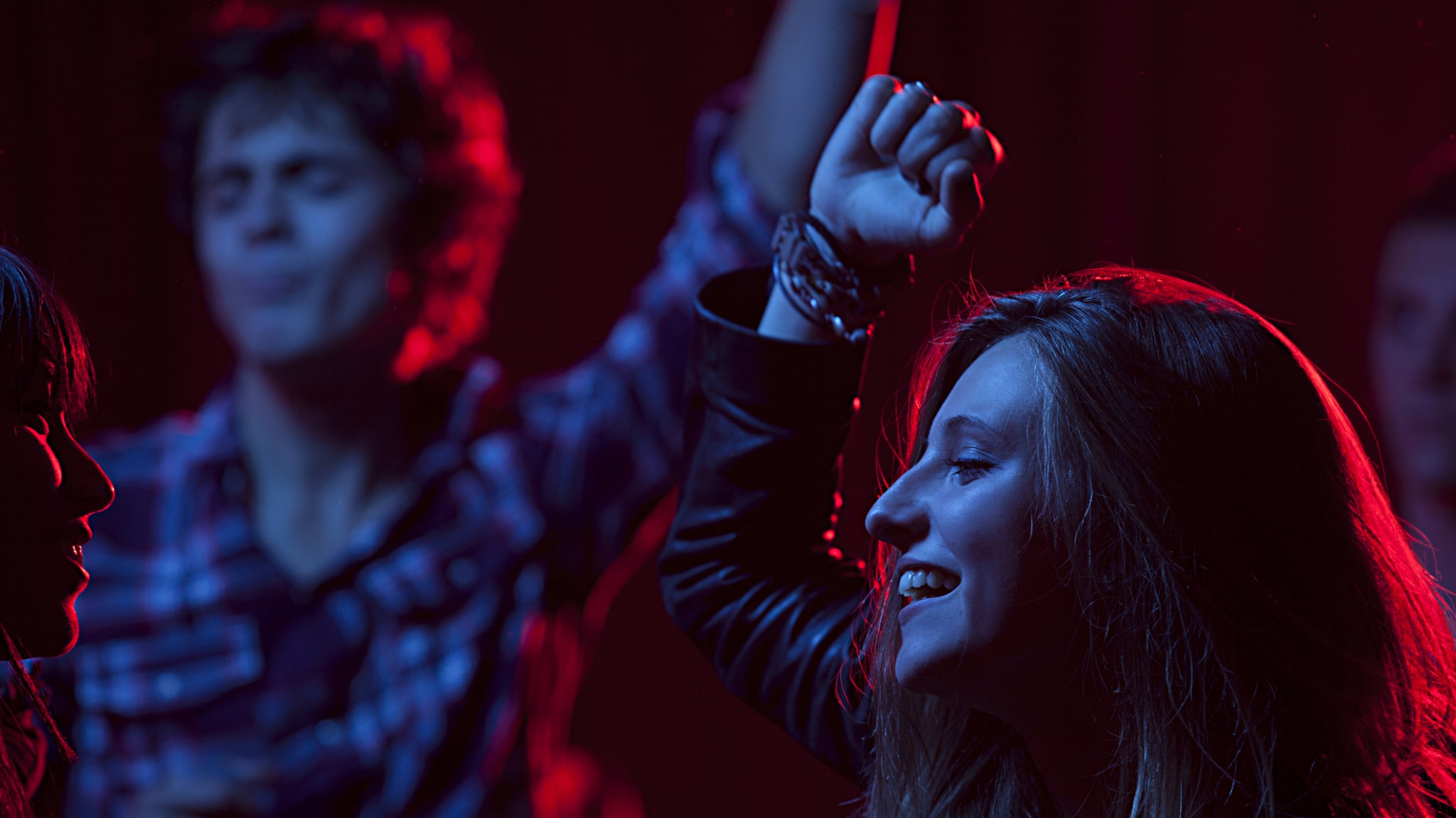 Menschen haben Spaß auf einem Konzert © Vincent Besnault/The Image Bank