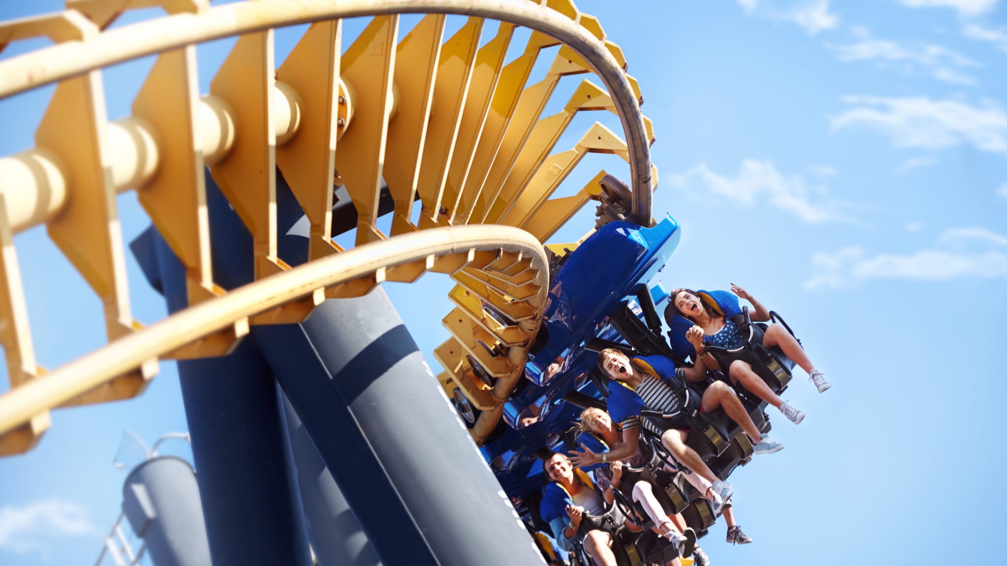 Menschen haben Spaß auf einer Achterbahn. © Caia Image/Collection Mix: Subjects via Getty images