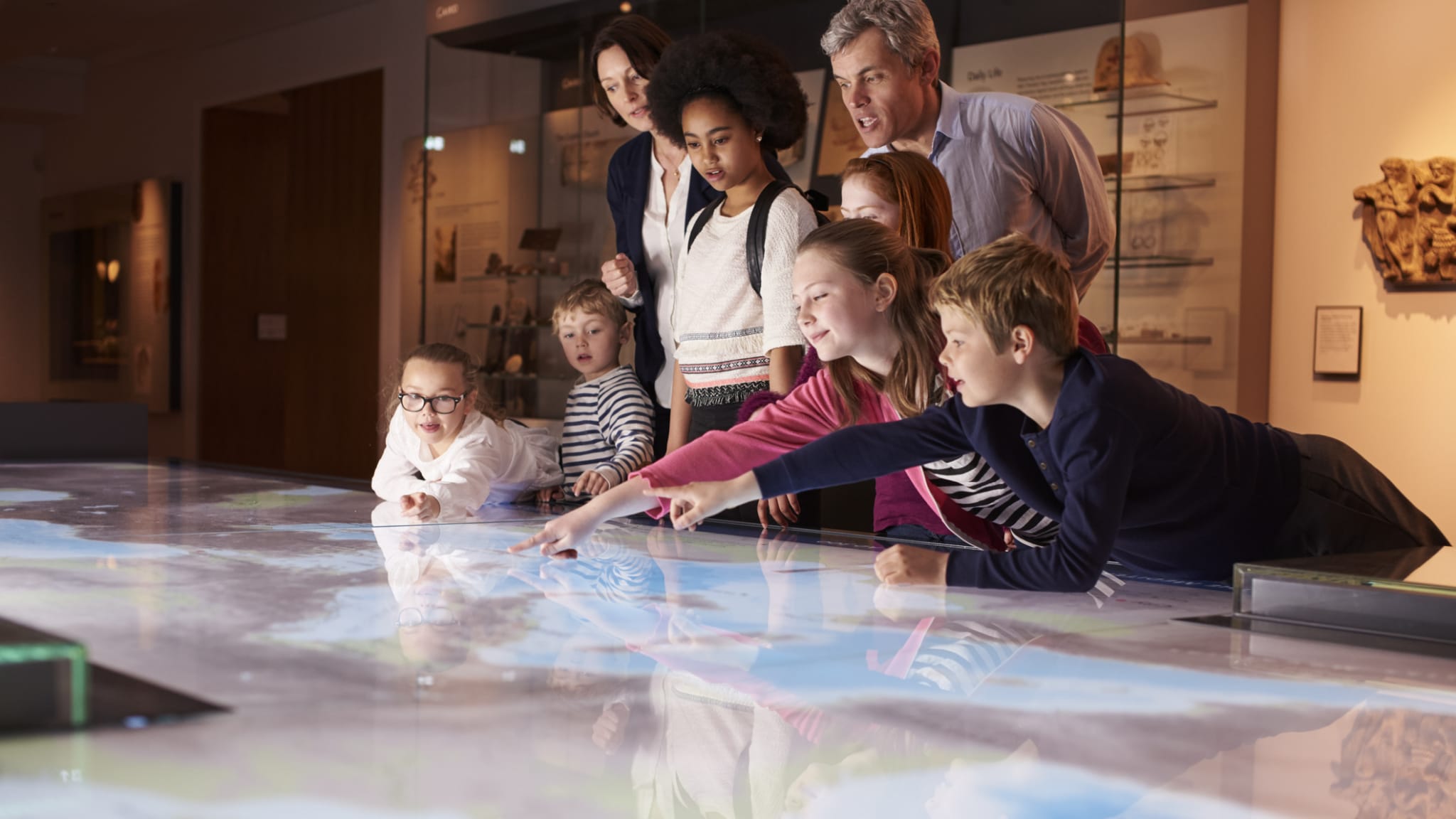 Menschen im Naturkundemuseum © monkeybusinessimages/iStock / Getty Images Plus via Getty Images