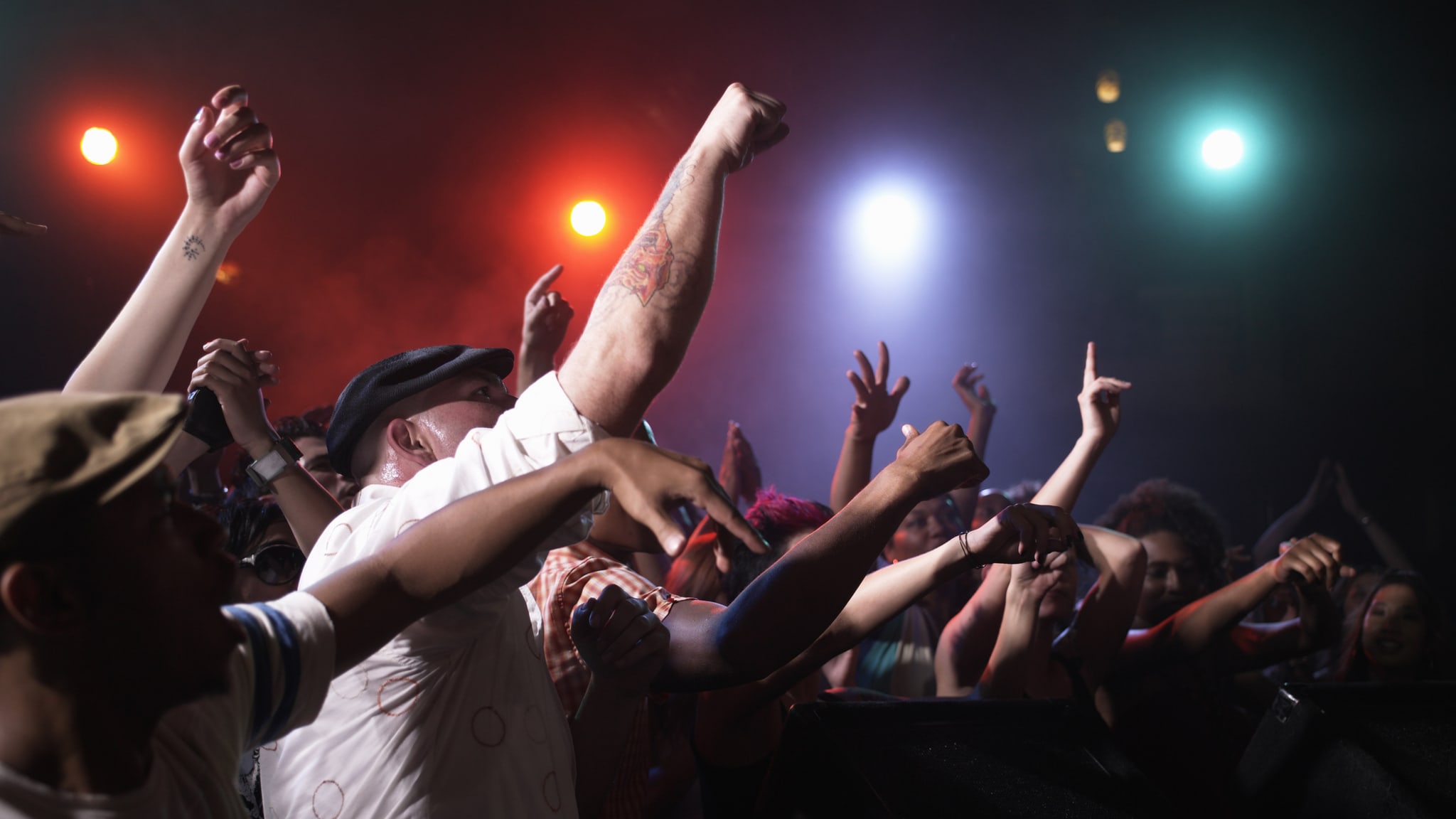 Menschenmenge feiert gemeinsam © Ryan McVay/The Image Banke via Getty Images