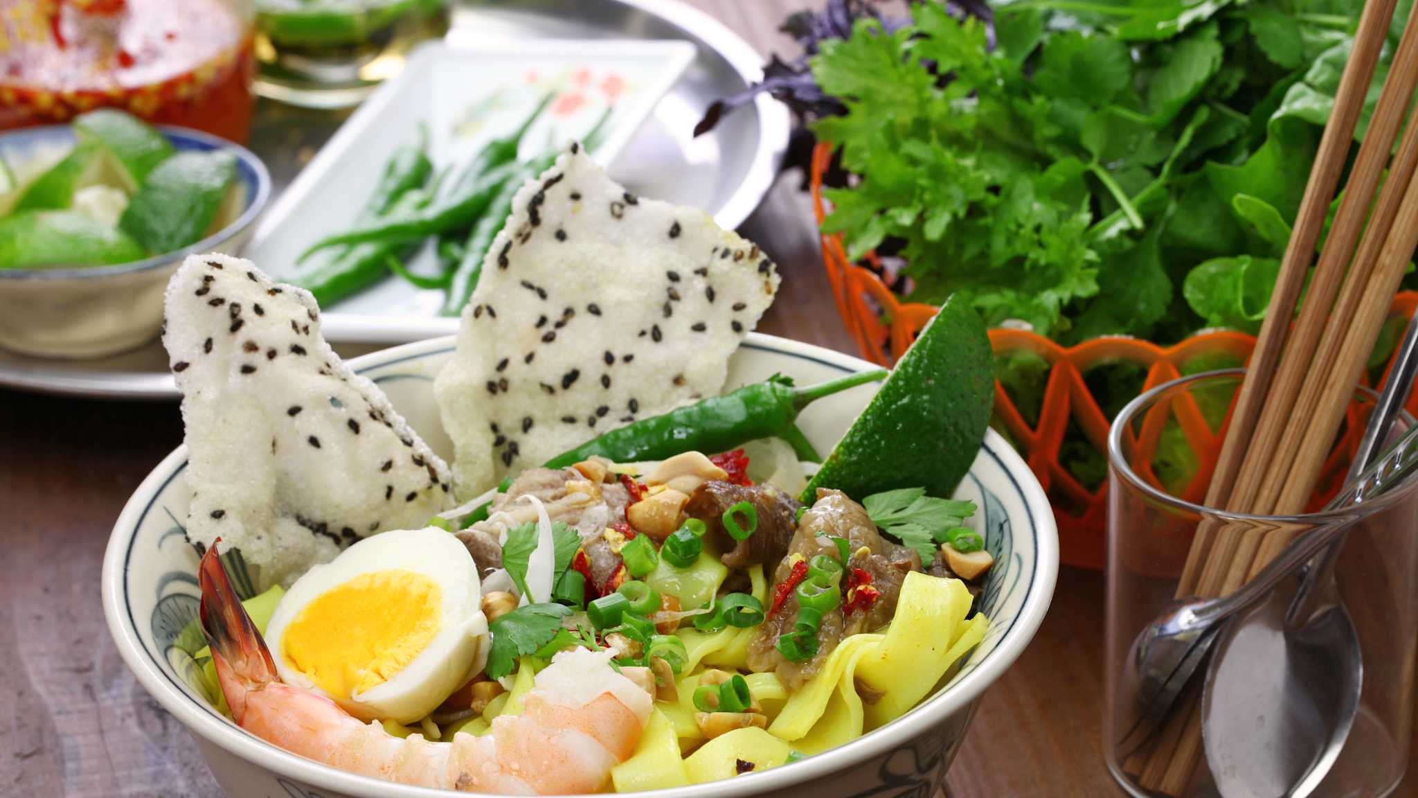 Eine Schüssel mit vietnamesischem Mi Quảng.