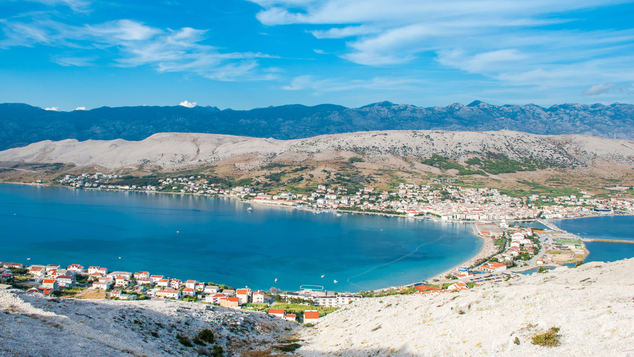 Starke Kontraste zwischen Küste und Meer auf der Insel Pag © stock.adobe.com - Jerzy Opoka