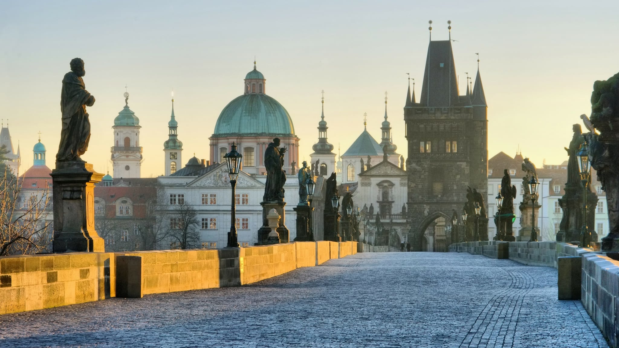 Morgenstimmung auf der Karlsbrücke, Prag © LianeM - stock.adobe.com