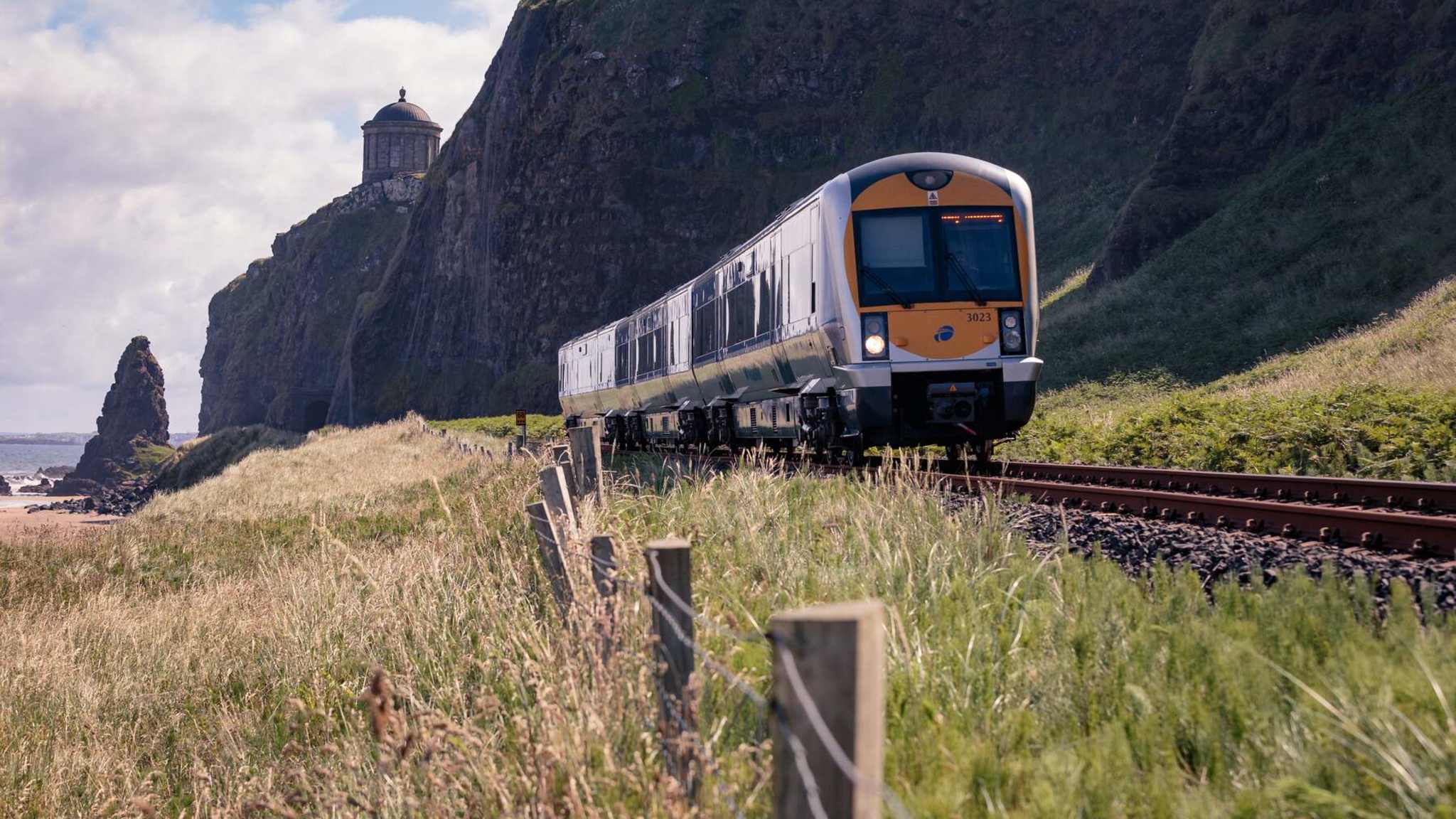 Ein Zug fährt durch die irische Landschaft