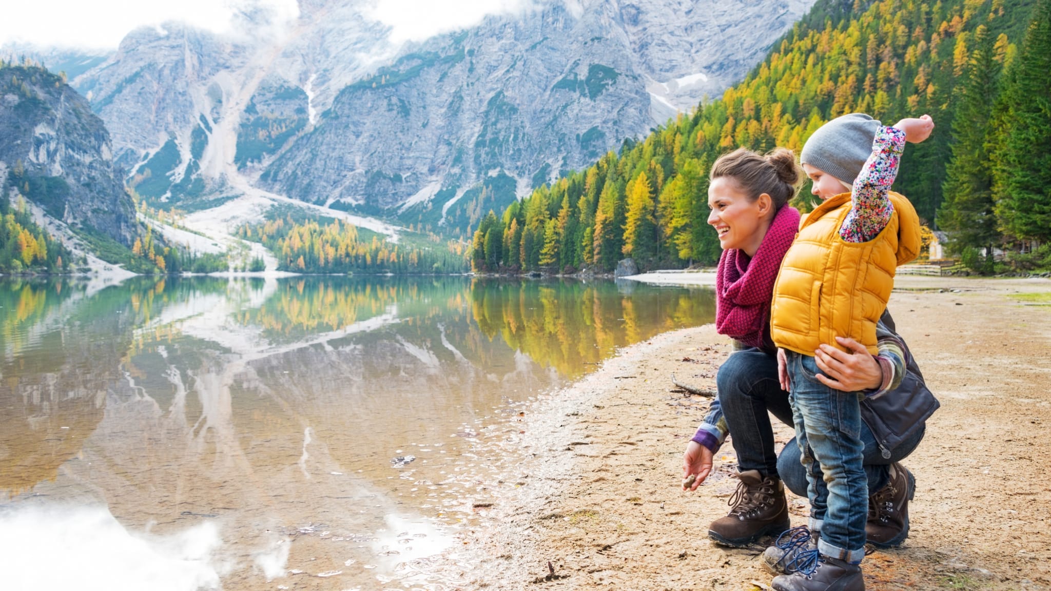 Mutter und Kind am See in Südtirol ©iStock.com/CentralITAlliance