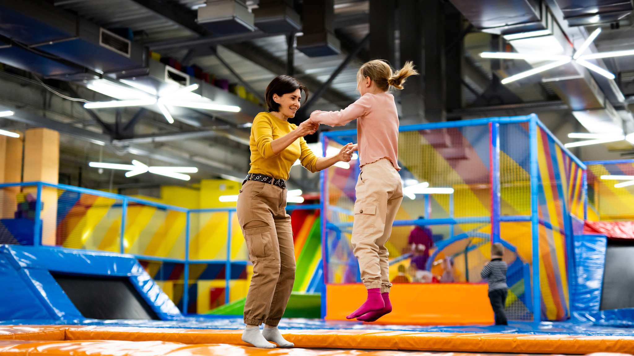 Mutter und Kind in einem Trampolinpark © Zheka-Boss/iStock / Getty Images Plus via Getty Images