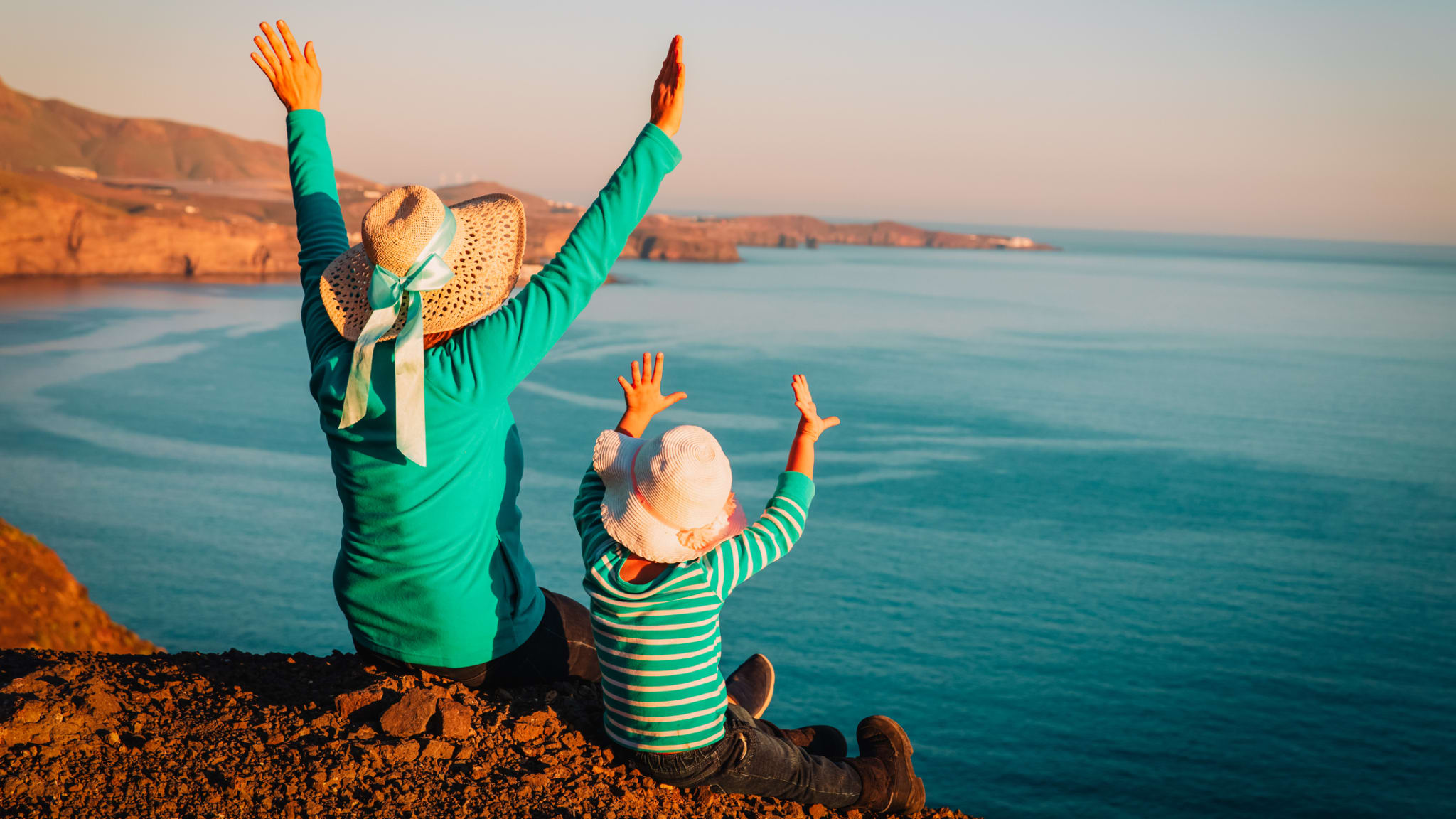 Mutter und kleine Tochter genießen Reisen in den Bergen auf Gran Canaria © iStock.com/Nadezhda1906