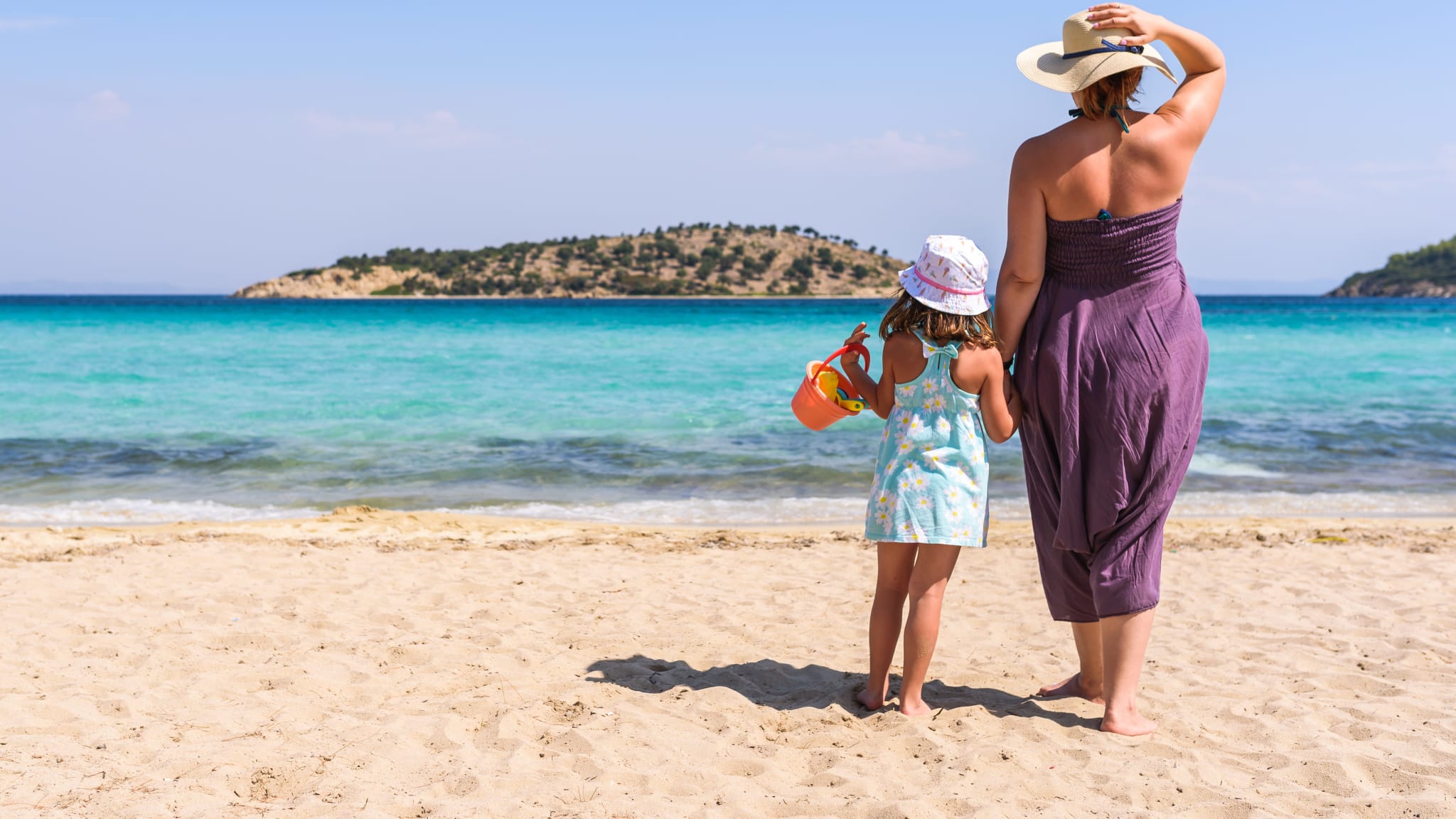 Mutter und Tochter an türkischem Strand © lordn - stock.adobe.com
