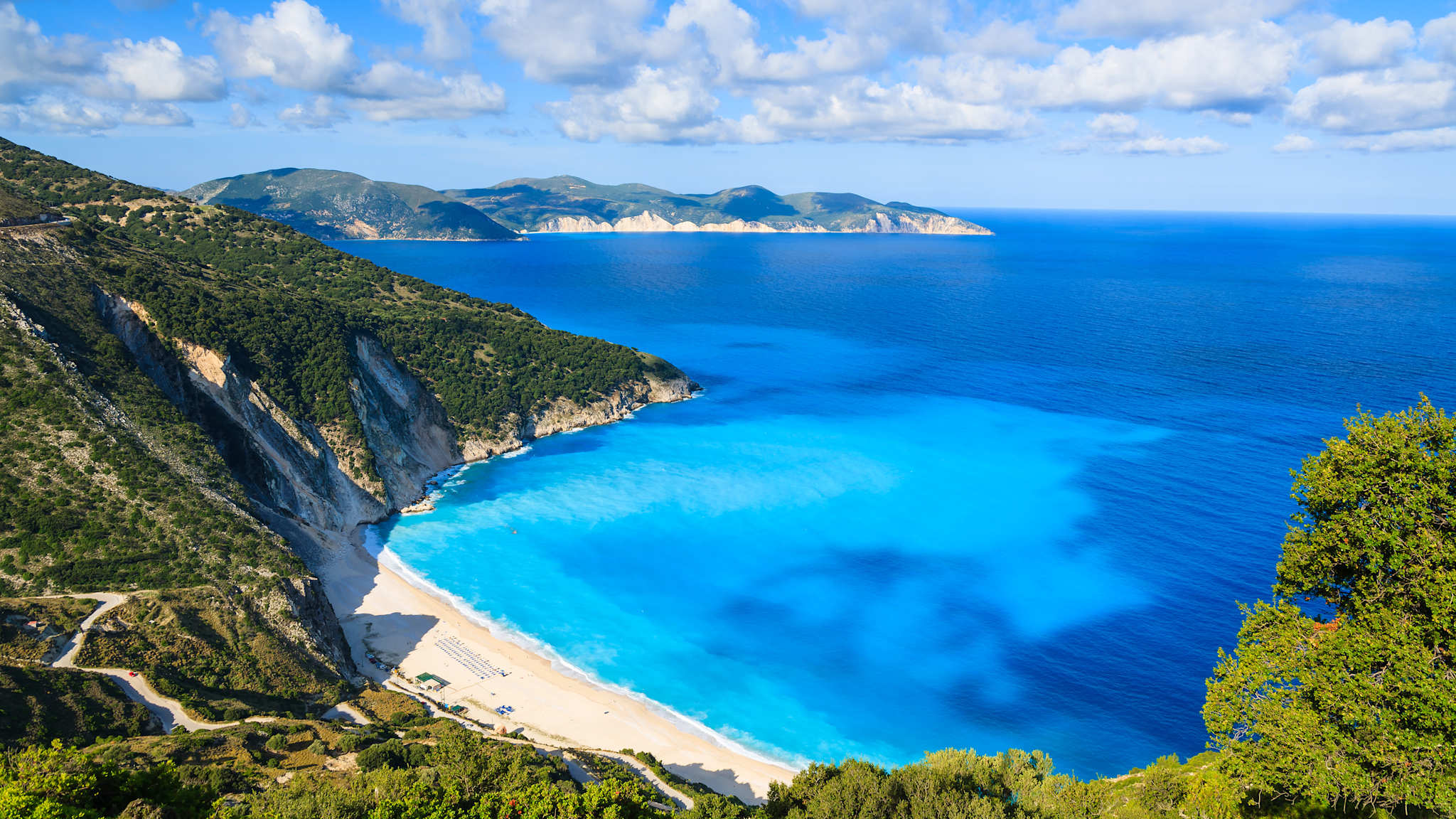Ausblick über den Strand und die sichelförmige Bucht Myrtos Beach und das Meer vor Kefalonia, Griechenland