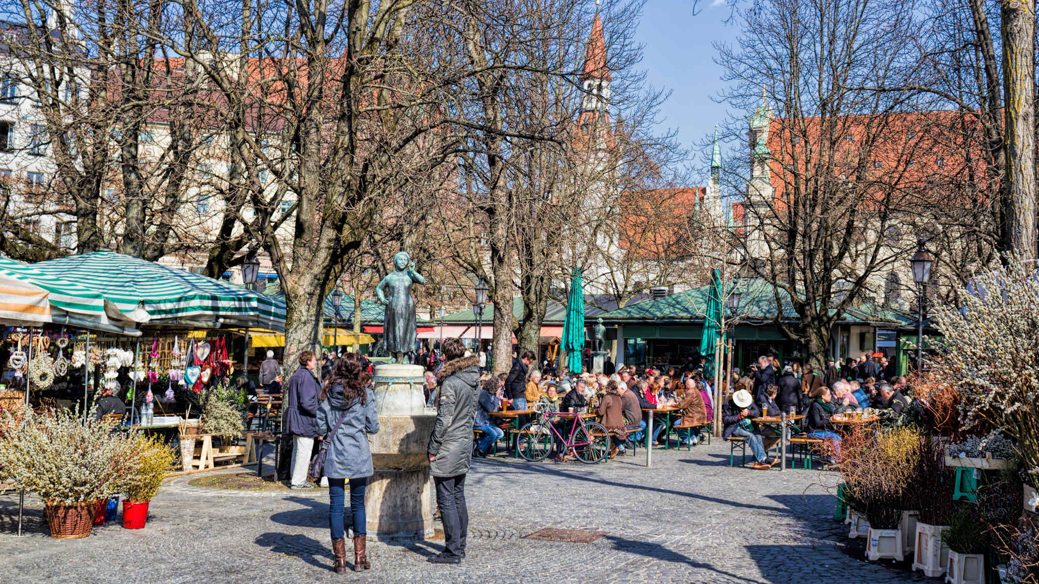 Platz mit Marktständen und vielen Personen