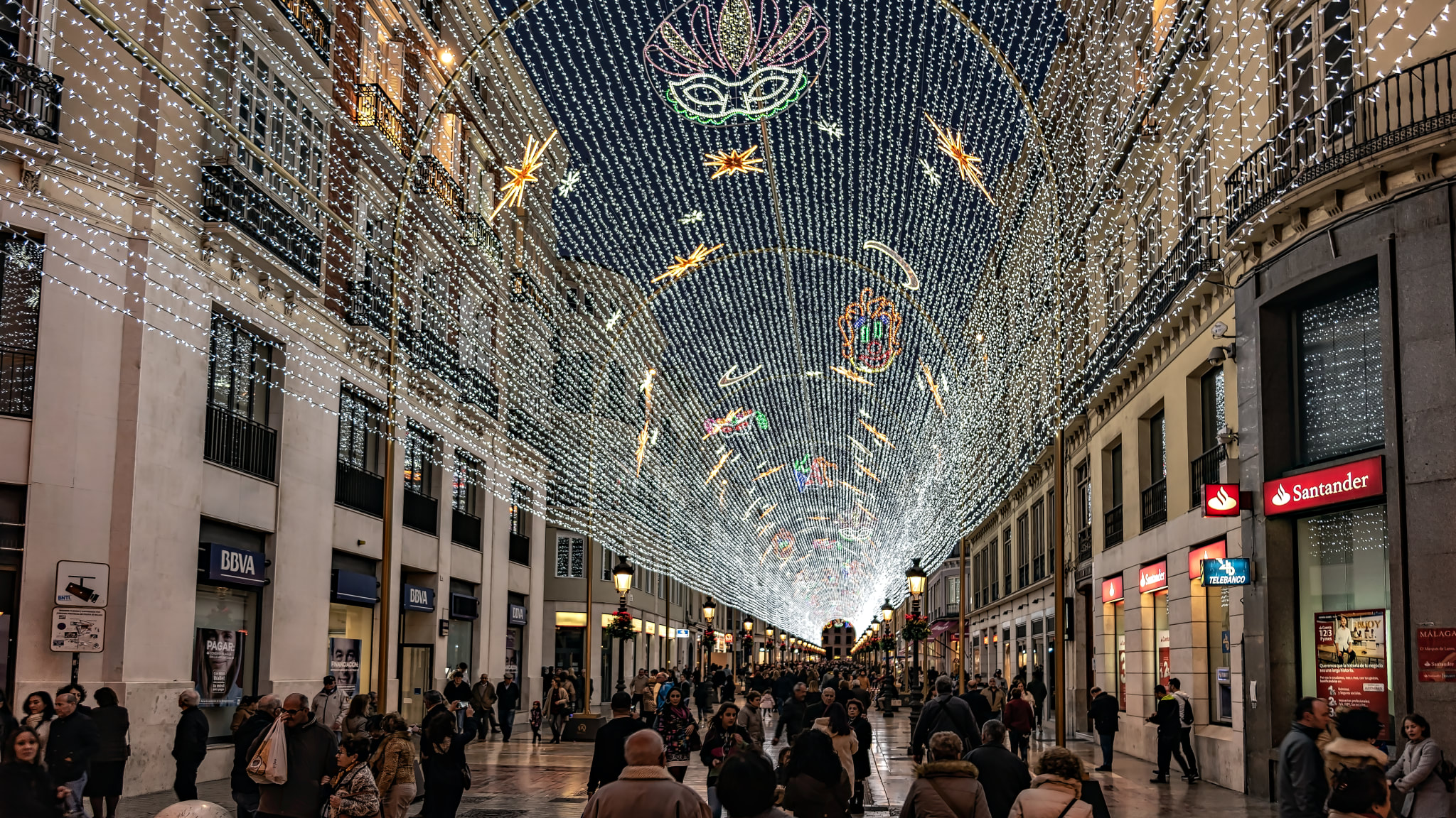 Nachtansicht des Larios Straße in der Innenstadt von Malaga©/ Lux Blue/ iStock Editorial / Getty Images Plus via Getty Images