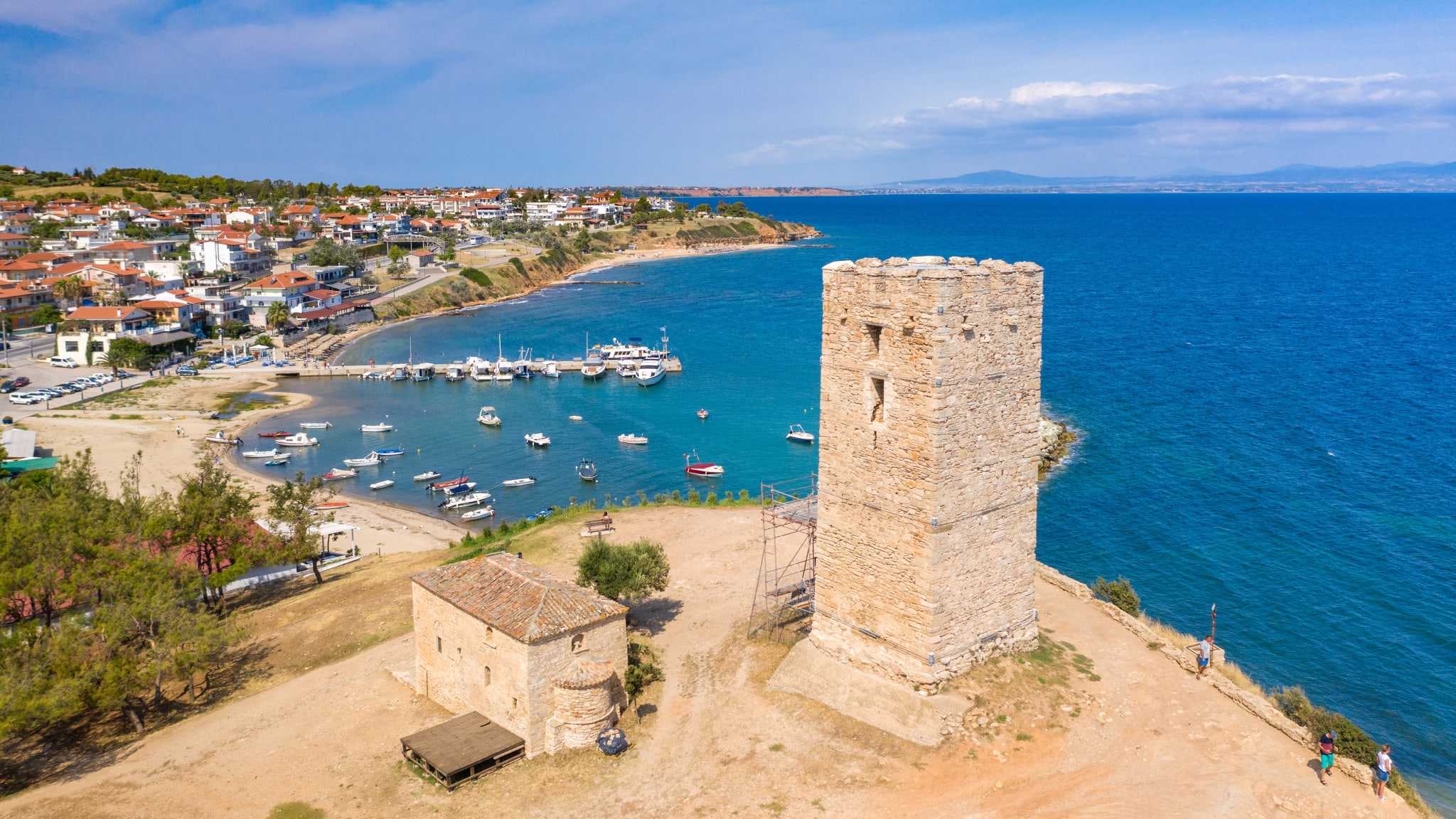 Über dem Hafen von Nea Fokea thront auf einem Hügel der 17 Meter hohe, noch gut erhaltene Turm des Agios Pavlos aus dem 13./14. Jahrhundert © stock.adobe.com - Tilo Grellmann