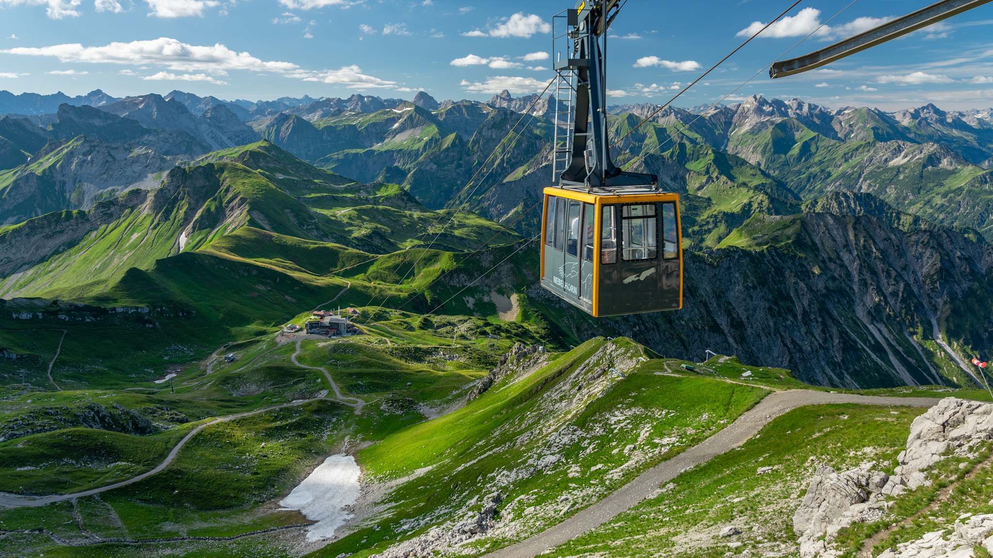 Aussicht vom Nebelhorn bei Oberstdorf in die Allgäuer Alpen und einen Wagen der Nebelhornbahn