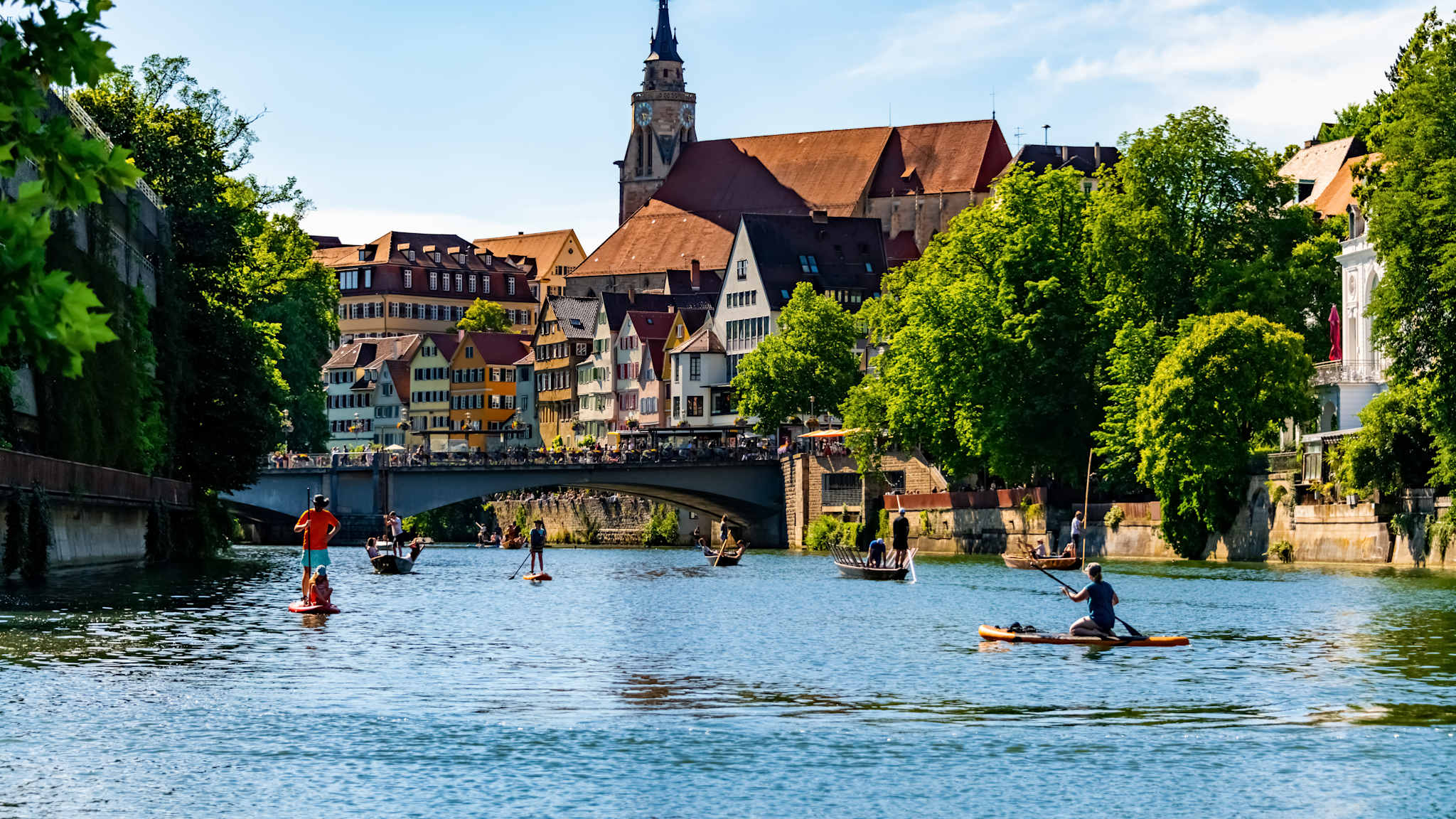 Blick auf einen Fluss, Brücke und Altstadtpanorama