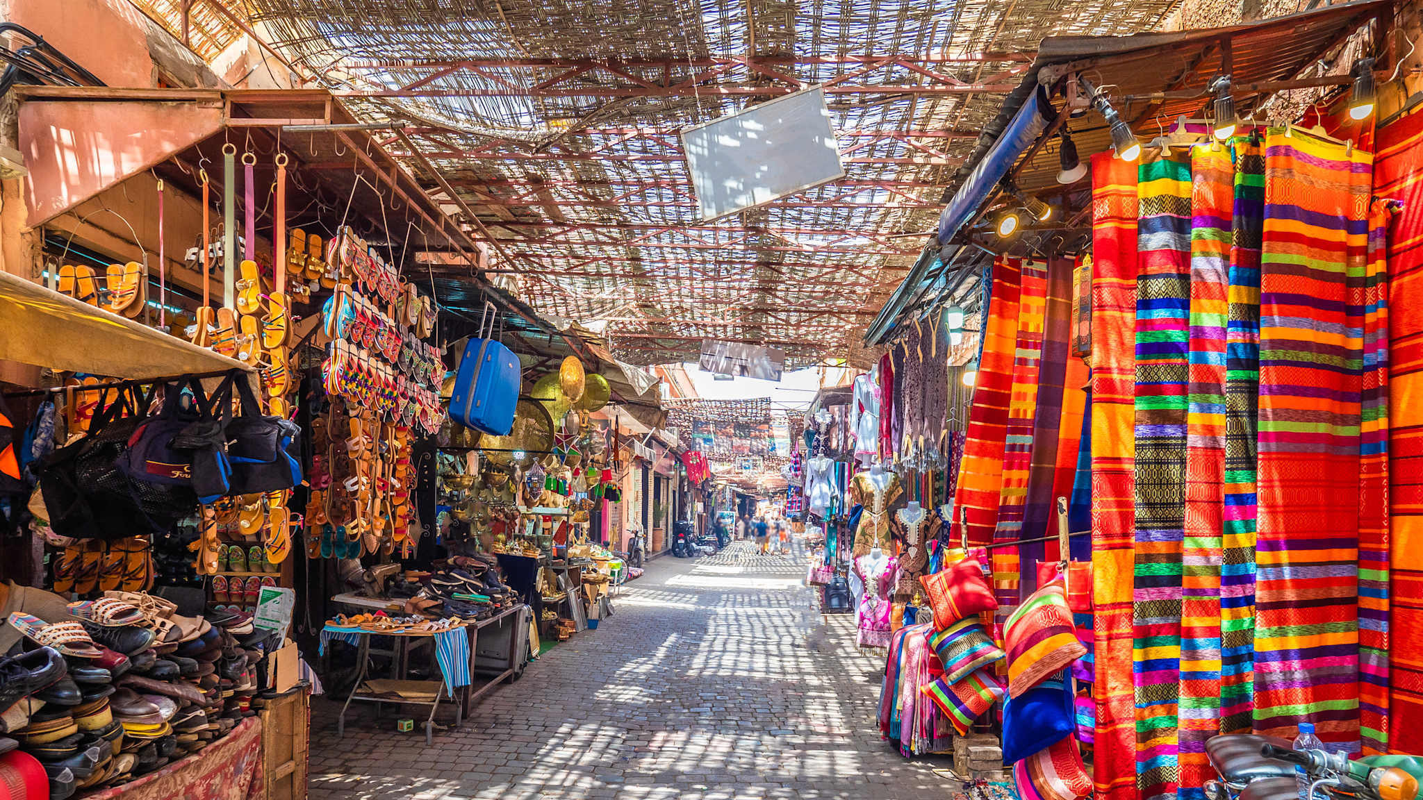 Sonniger Weg zwischen Marktständen vom Jamaa el Fna Markt in Marrakesh, Marroko.