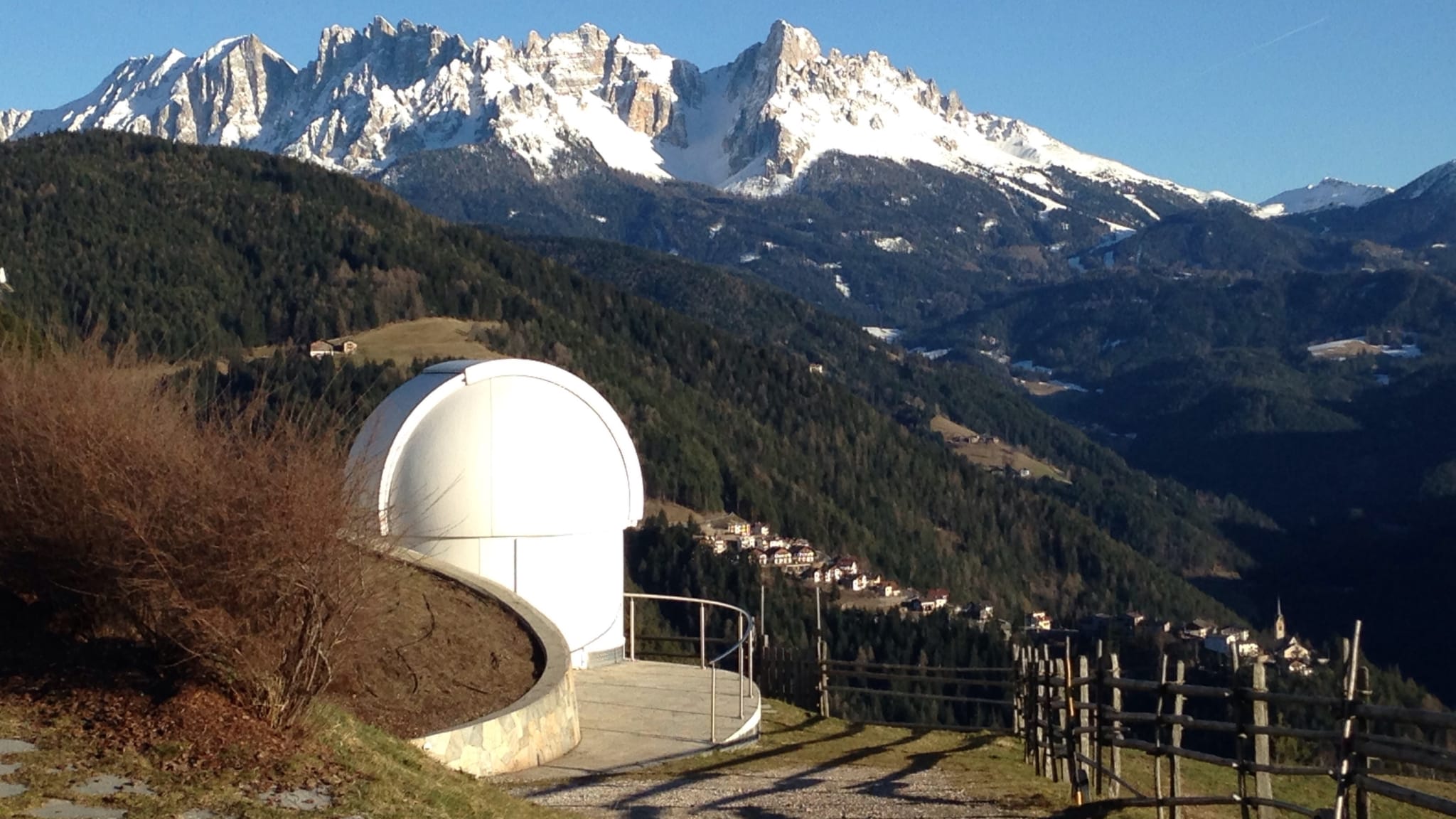 Observatorium von Südtirol mit schneebedeckten Bergen im Hintergrund © iStock.com/Emya