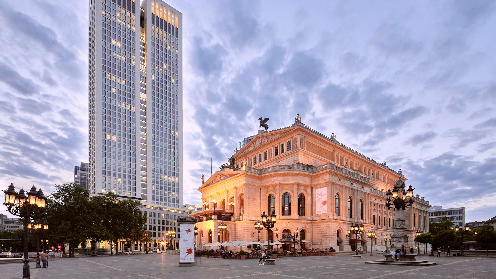 Vorplatz der alten Oper mit Hochhaus im Hintergrund