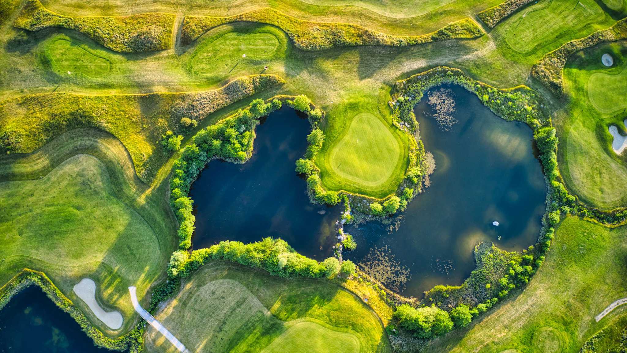 Blick auf das Ostsee Golf Resort Wittenbeck zentral von oben.