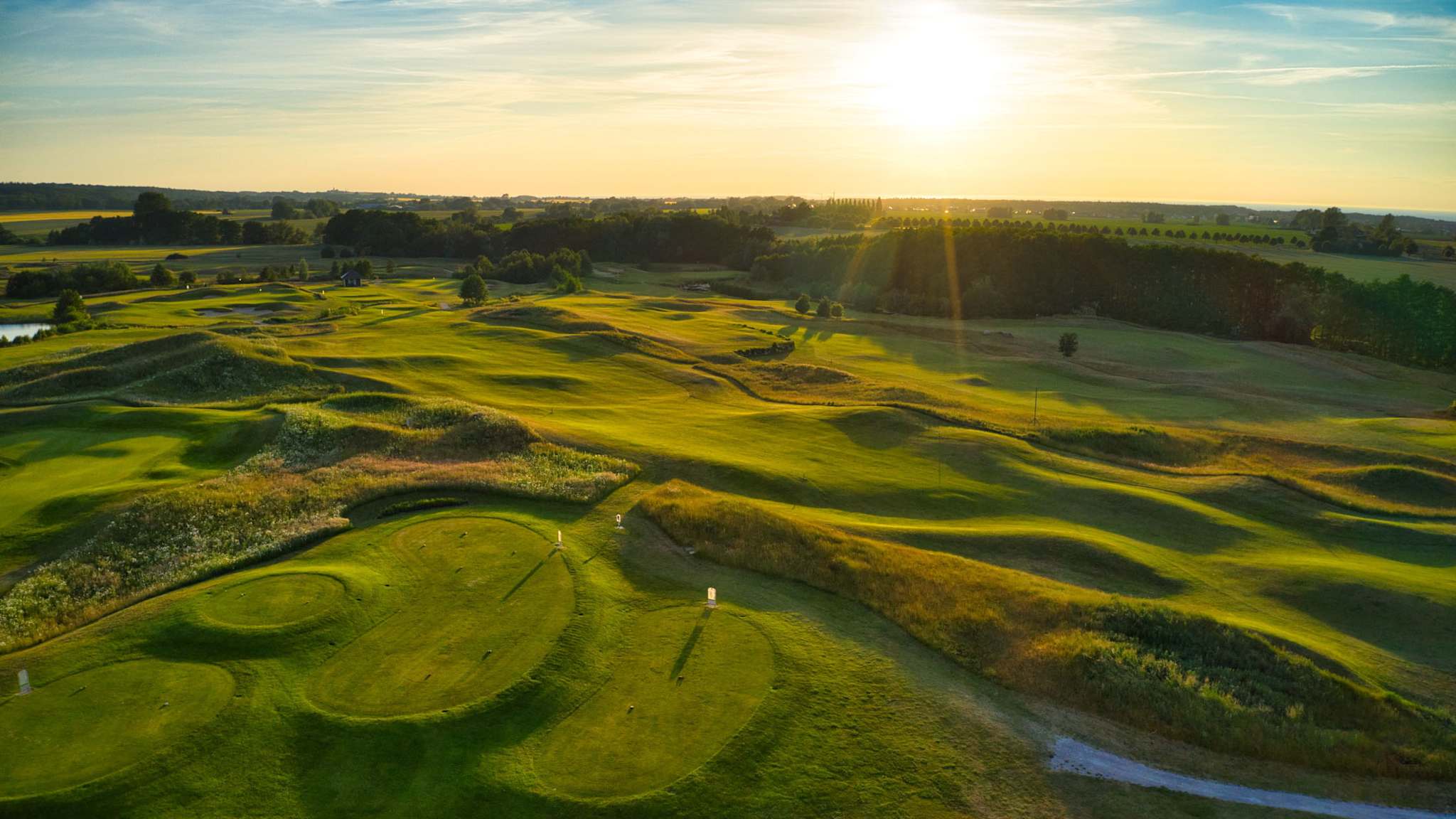 Blick auf das Ostsee Golf Resort Wittenbeck und die aufgehende Sonne.