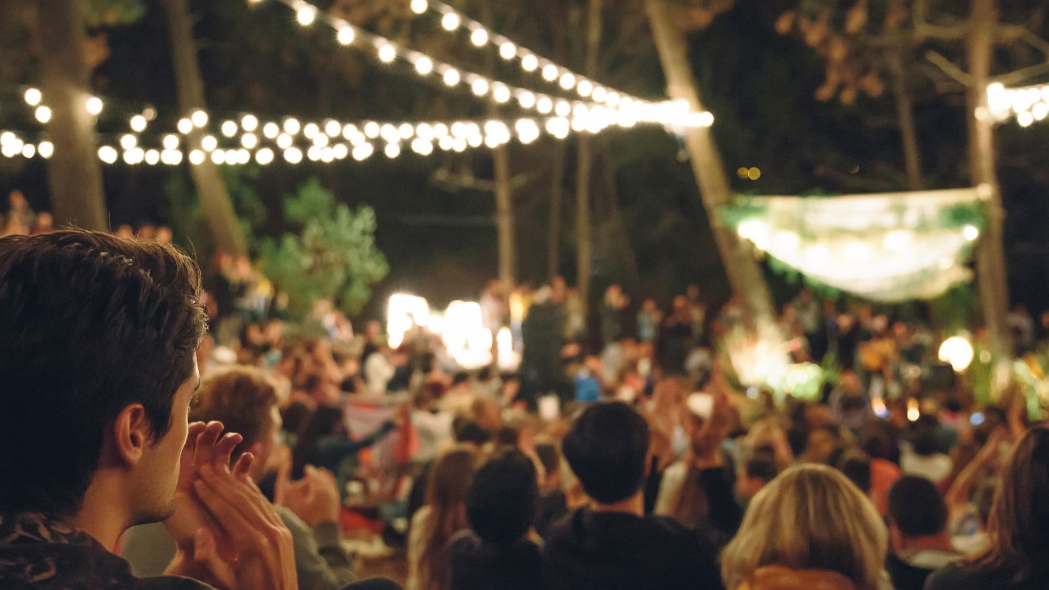 Outdoor-Party, Spanien © doble.d/Moment via Getty Images