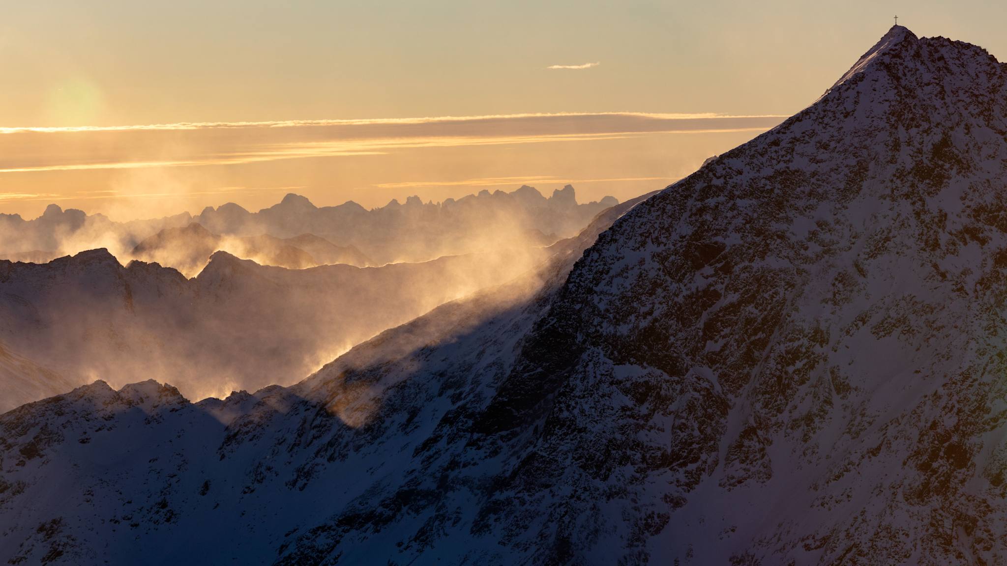 Sonnenaufgang über den schneebedeckten Gipfeln des Öztals.