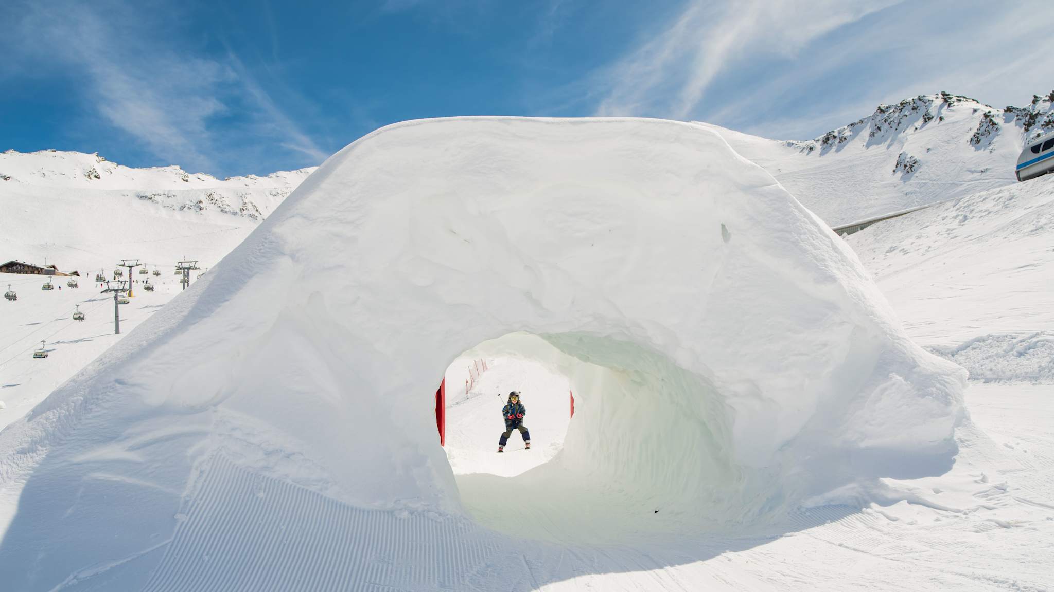 Familien-Spaß im Schnee-Iglu im Skigebiet Sölden-Hochgurgl, Ötztal, Tirol, Österreich