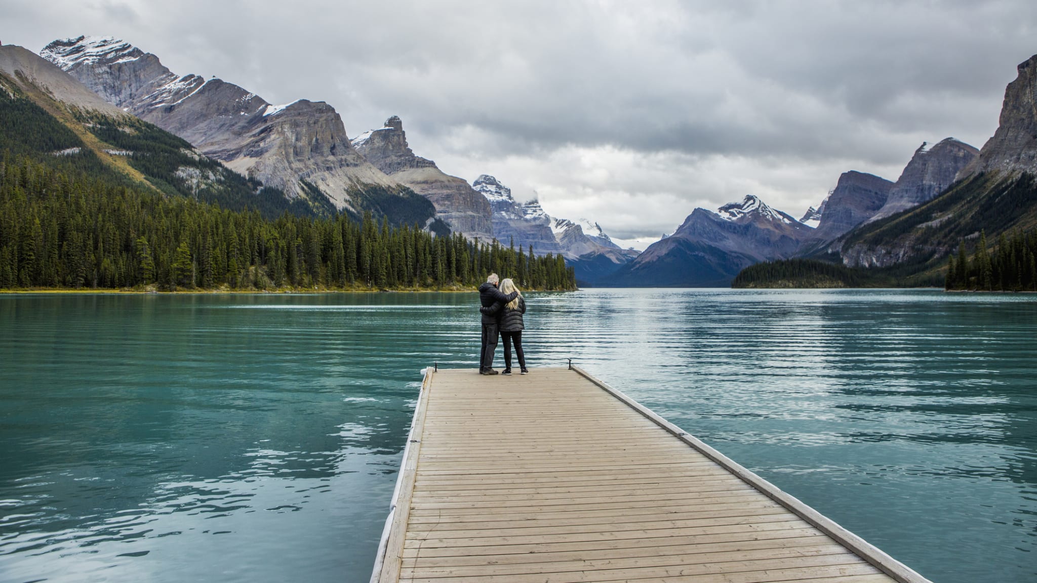 Paar an See in den Bergen © Steve Smith/Tetra images via Getty Images