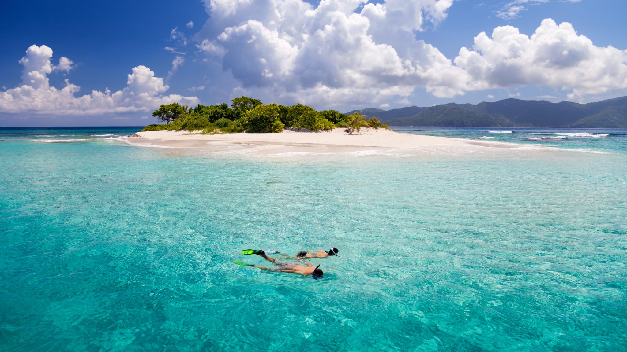 Paar beim Schnorcheln vor tropischer Insel in der Karibik © iStock.com/cdwheatley