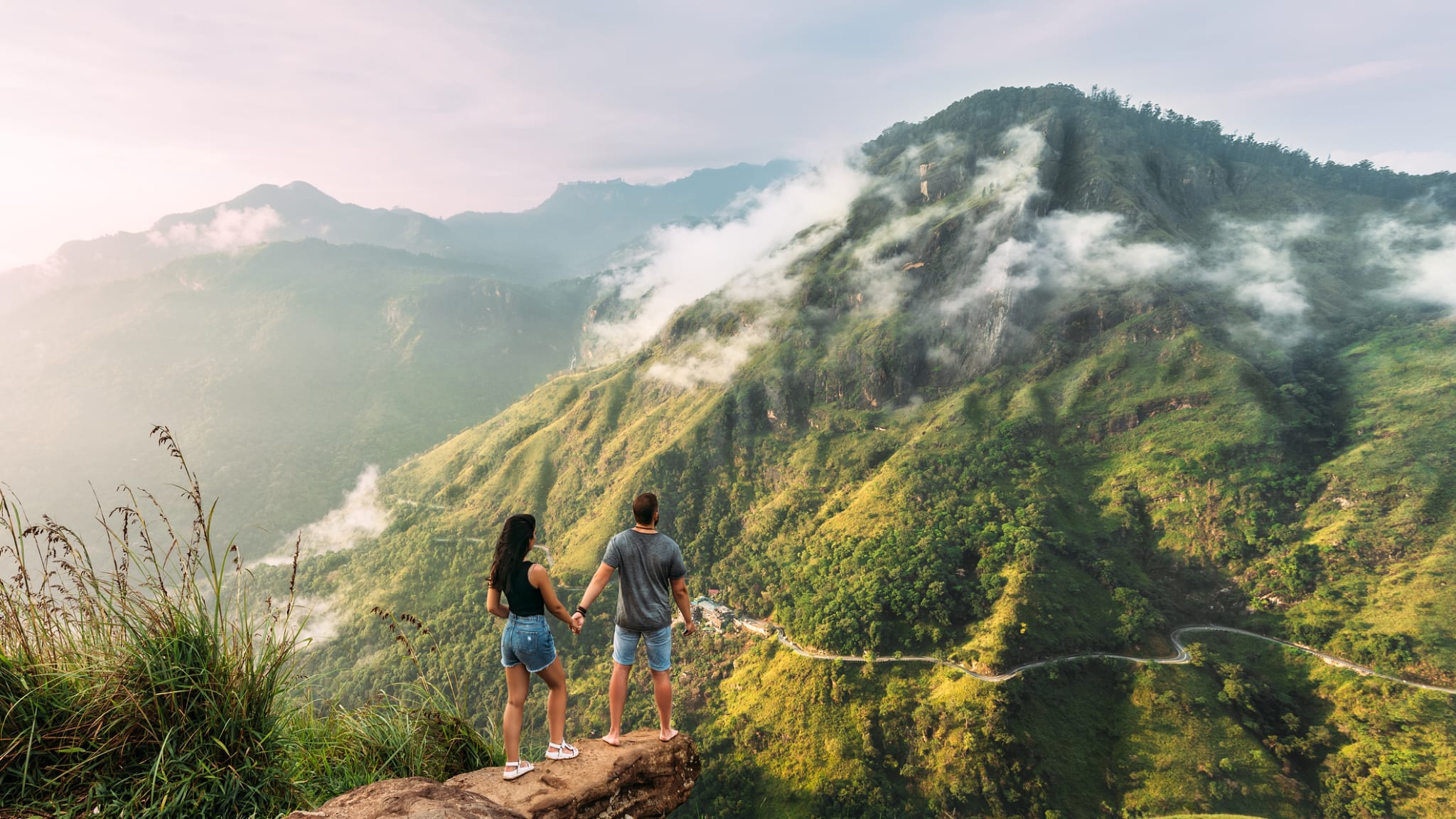 Paar im Gebirge, Sri Lanka © Mikhail Sotnikov/iStock / Getty Images Plus via Getty Images