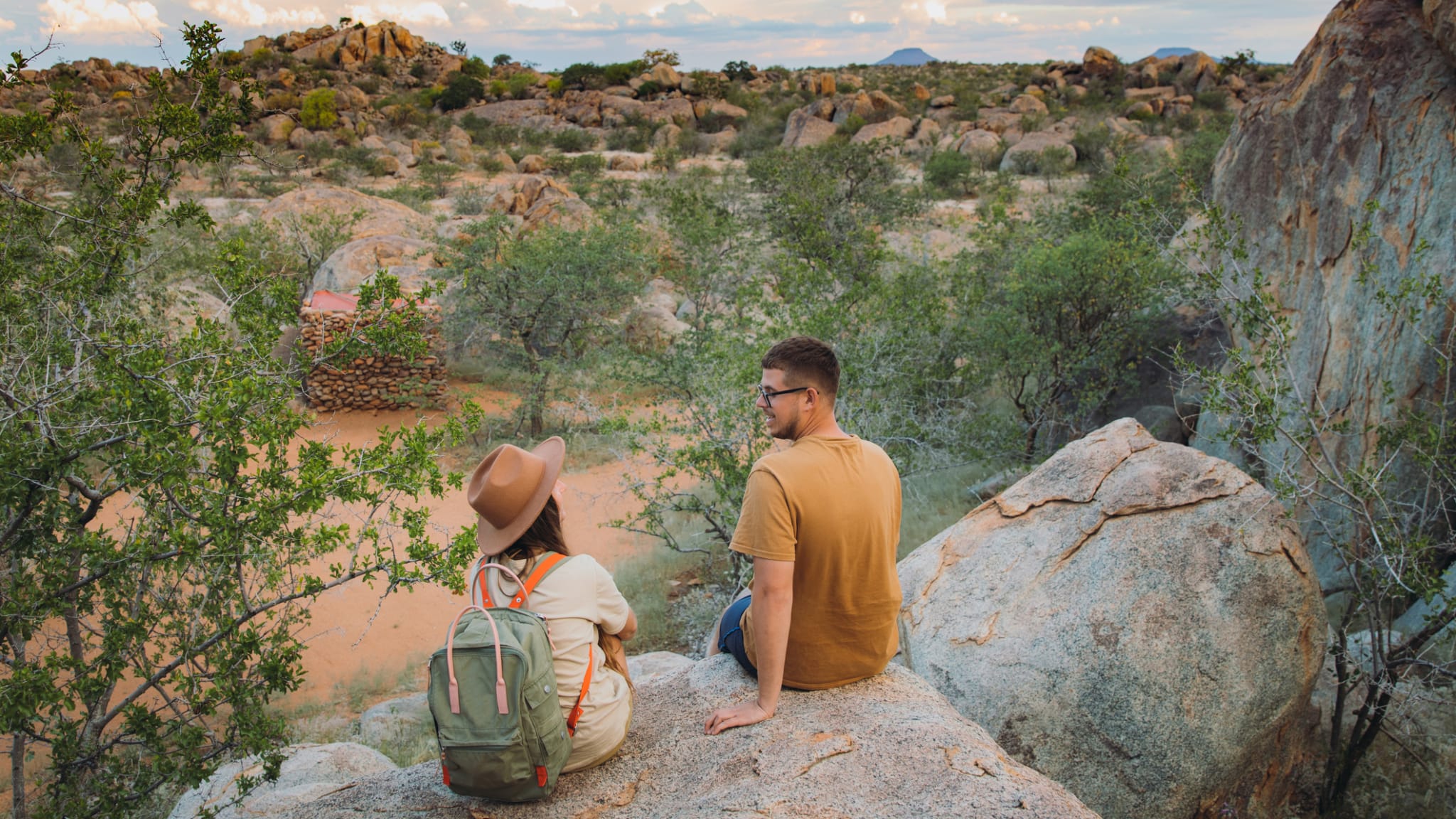 Paar in der Savanne von Namibia © Anastasiia Shavshyna/E+ via Getty Images
