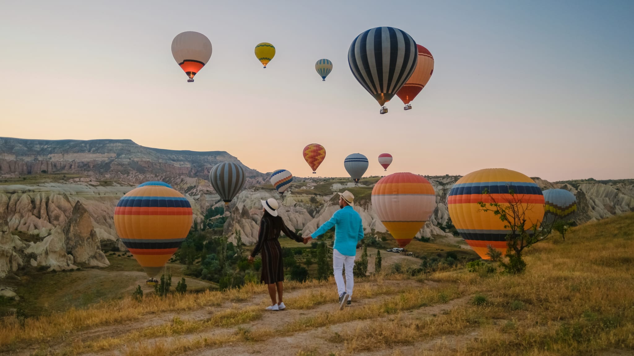 Paar schaut auf Heißluftballons, Türkei © fokkebok/iStock / Getty Images Plus via Getty Images