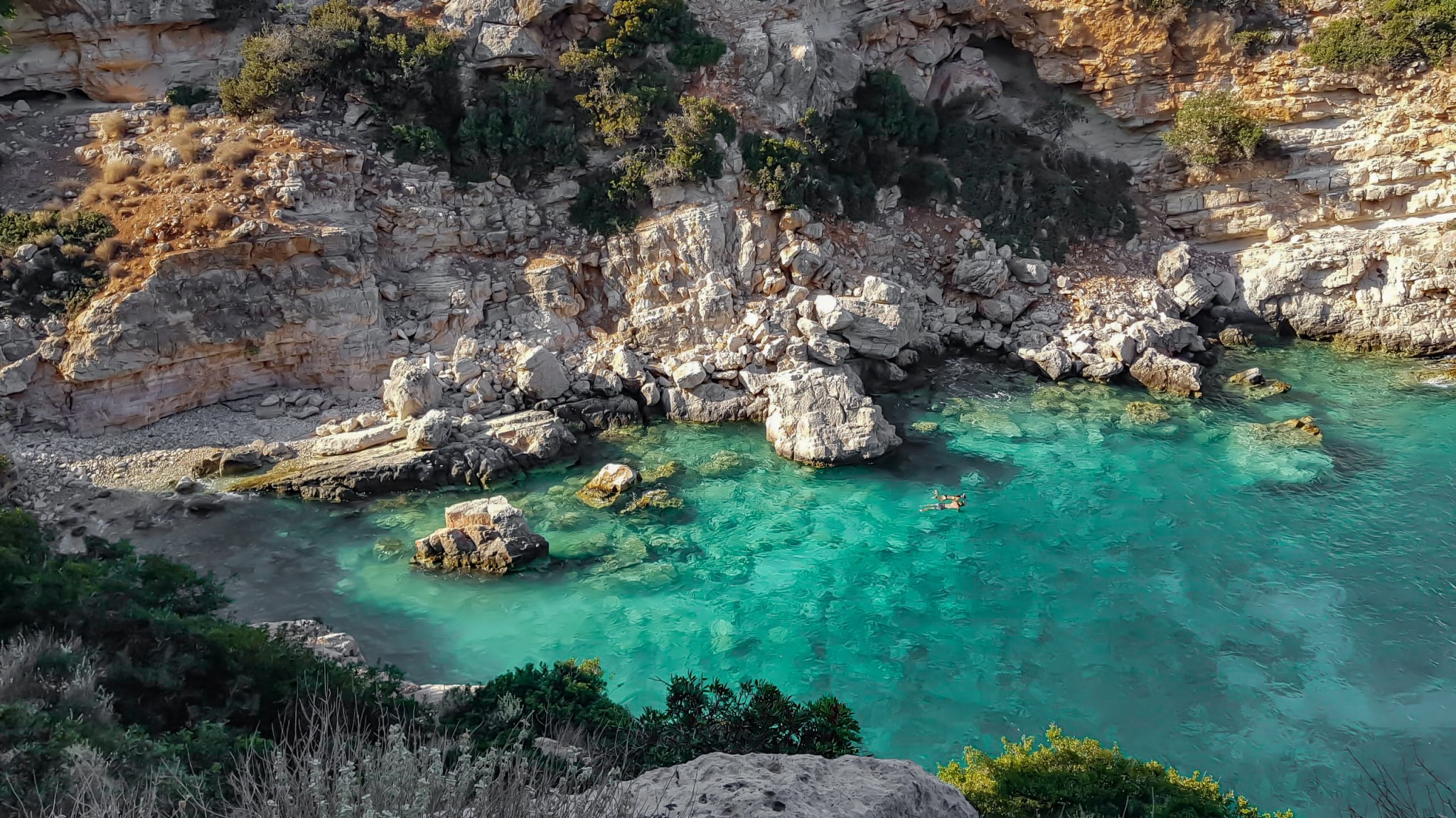 Paar schnorchelt in einer mediterranen Bucht in der Nähe von Marathi Bay © iStock.com/CC BY 3.0