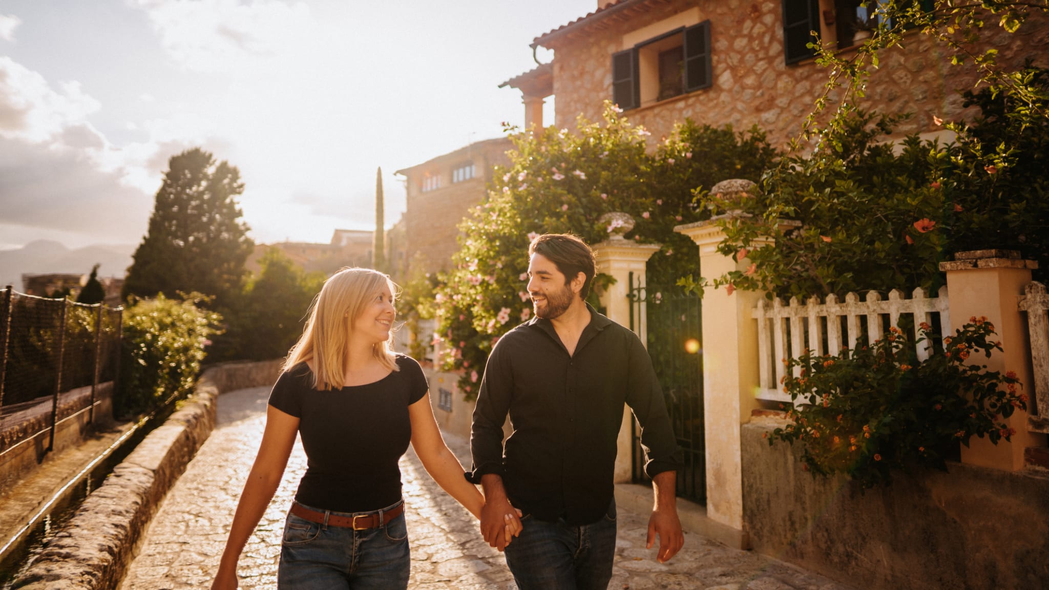 Paar spaziert durch Mallorca © DianaHirsch/E+ via Getty Images