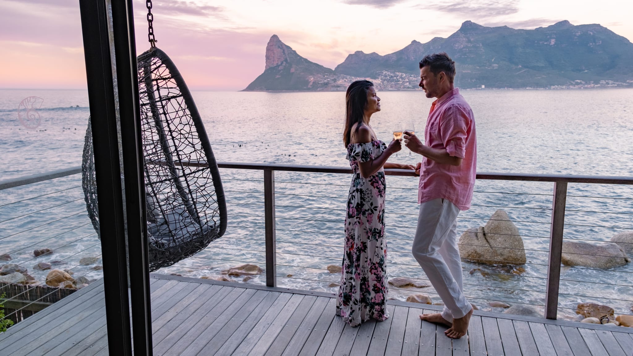 Paar stößt an in Südafrika © fokkebok/iStock / Getty Images Plus via Getty Images
