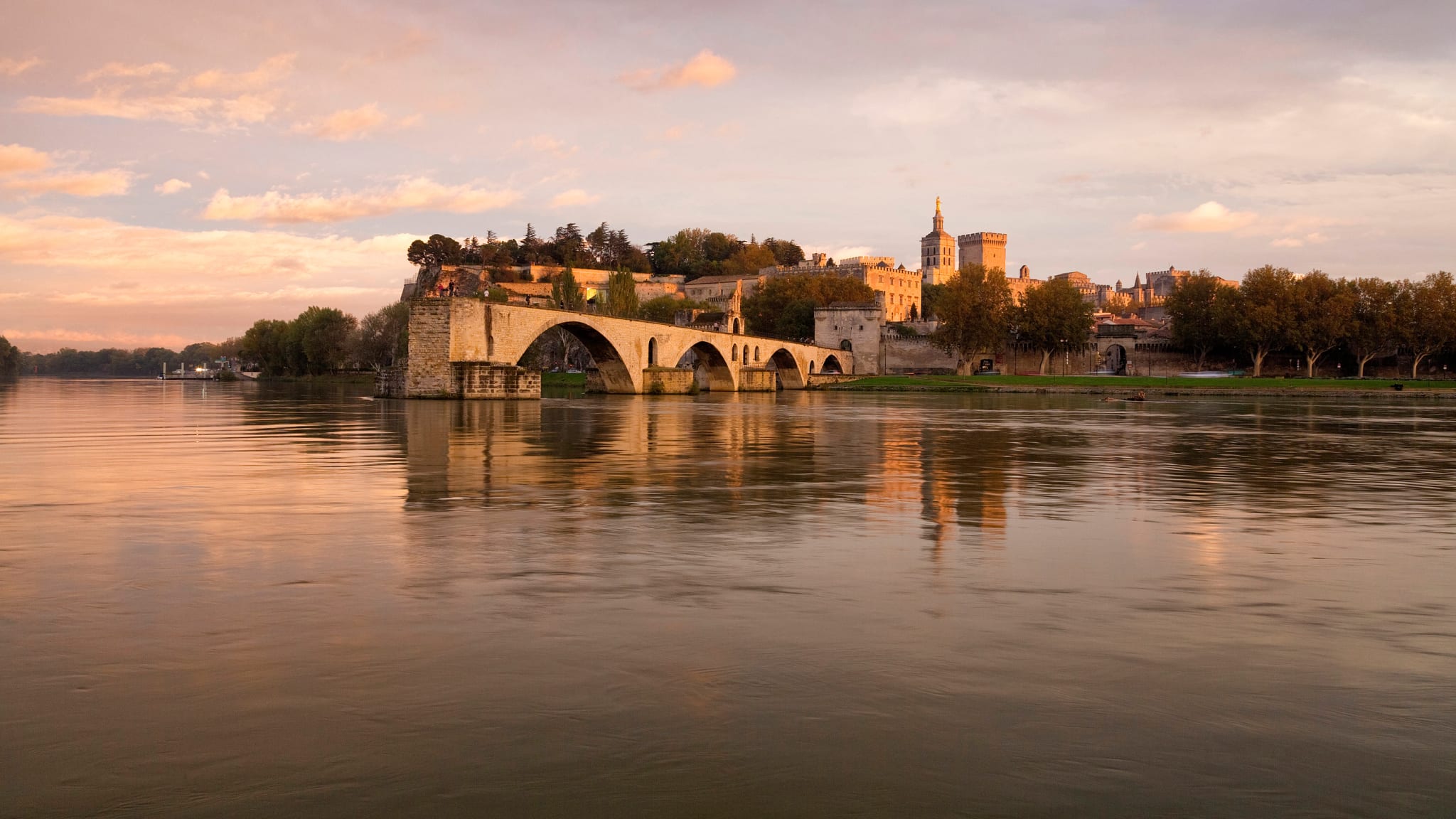 Papstpalast und alte Brücke von Avignon an der Rhône bei Sonnenuntergang, Avignon, Frankreich © Tim Mannakee/HUBER IMAGES